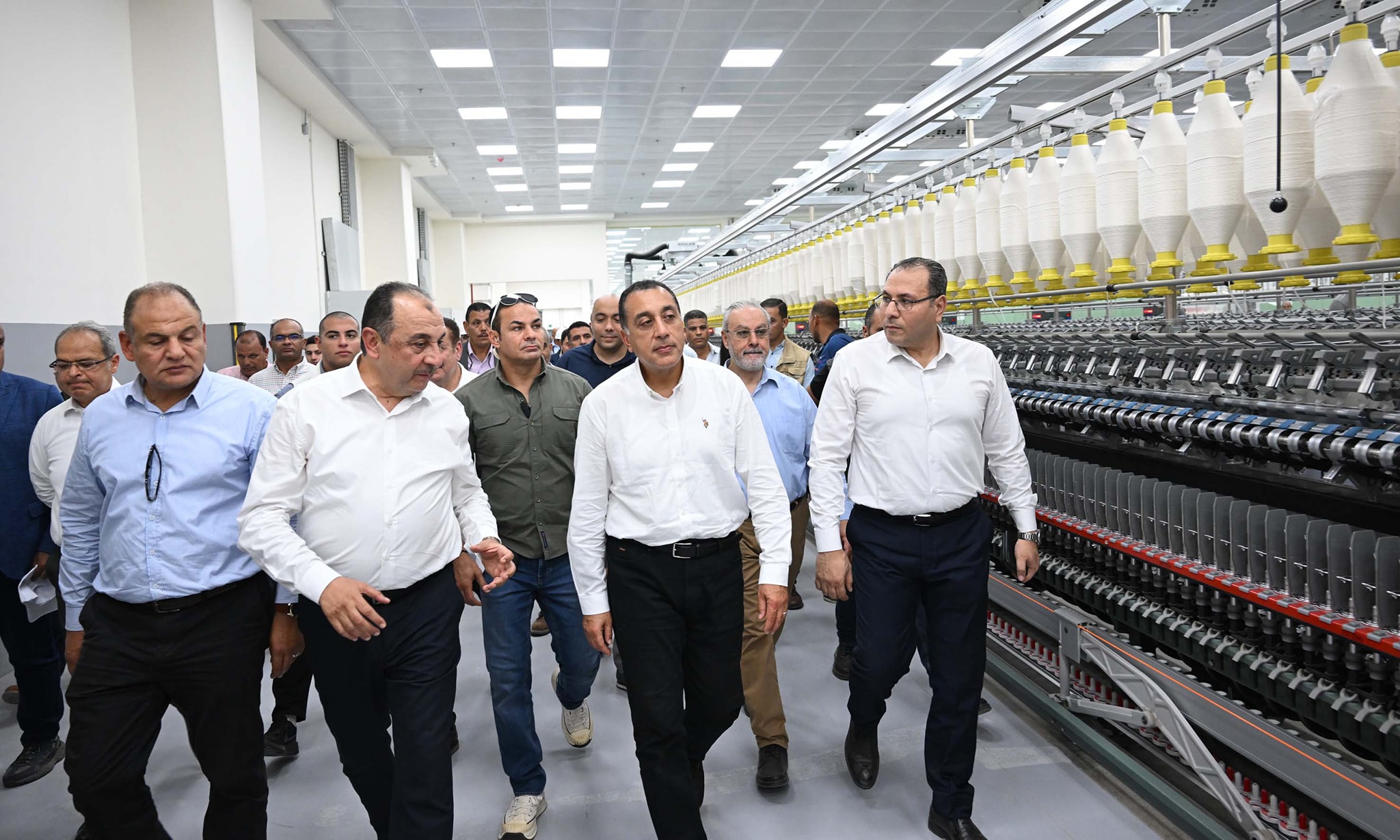 رئيس الوزراء يتفقد مصنع غزل 2