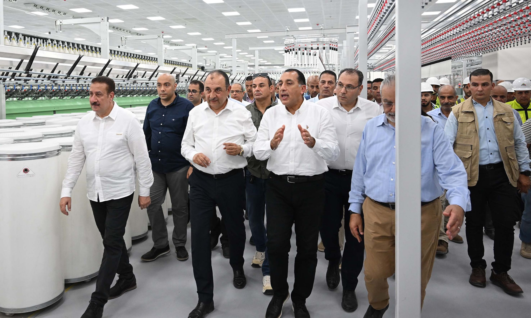 رئيس الوزراء يتفقد مصنع غزل 2