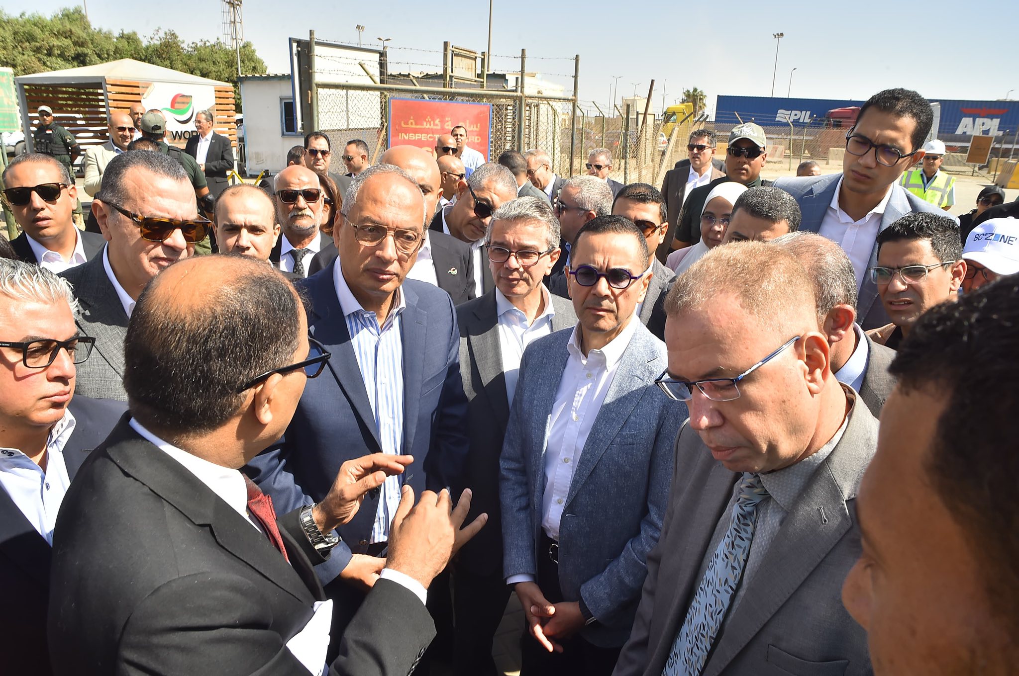وزير الاستثمار يتفقد ميناء العين السخنة