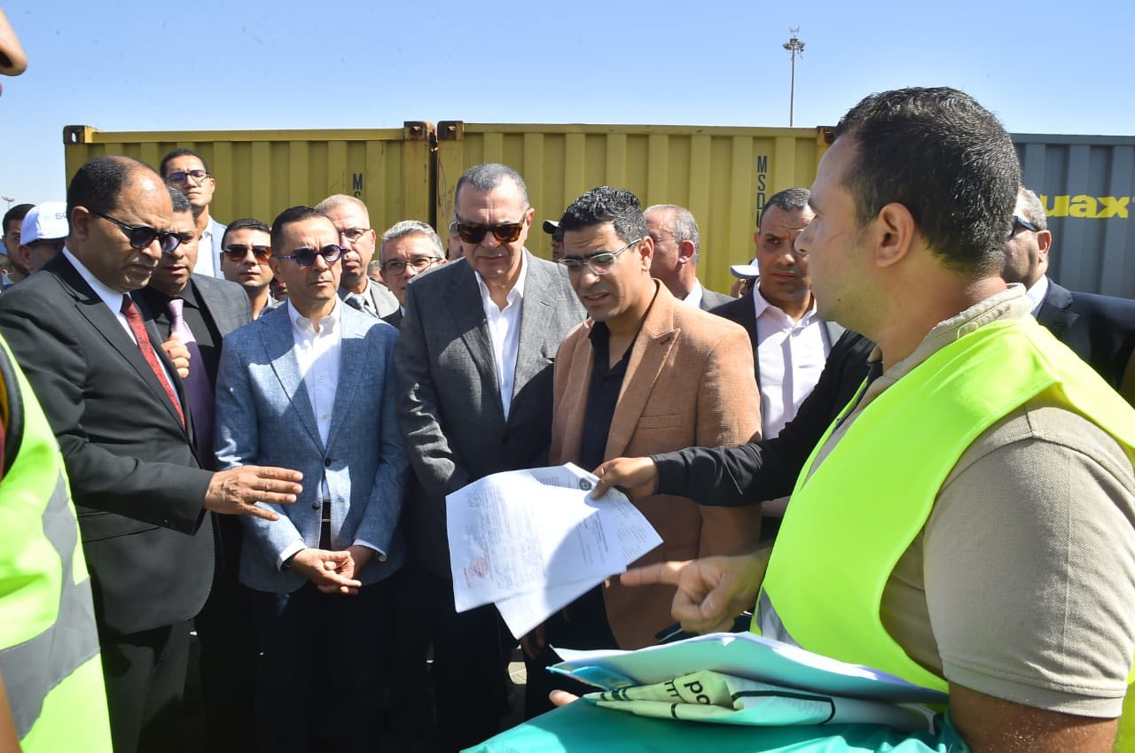 وزير الاستثمار يتفقد ميناء العين السخنة