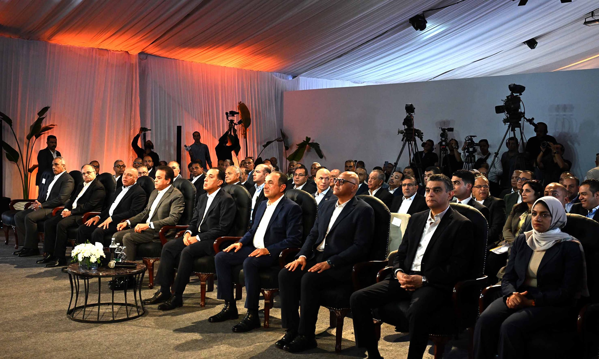 رئيس الوزراء يستعرض الأداء الاقتصادي بالشركة القابضة للأدوية