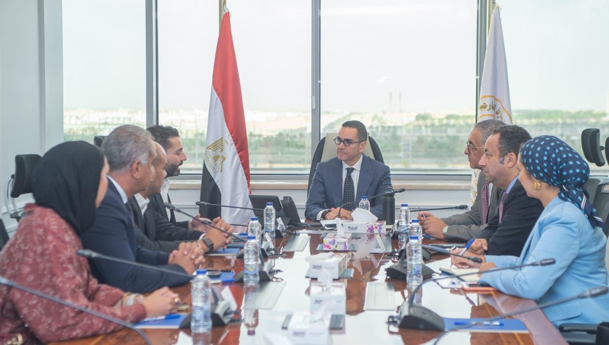 وزير الاستثمار يلتقى وفد شركة LDV