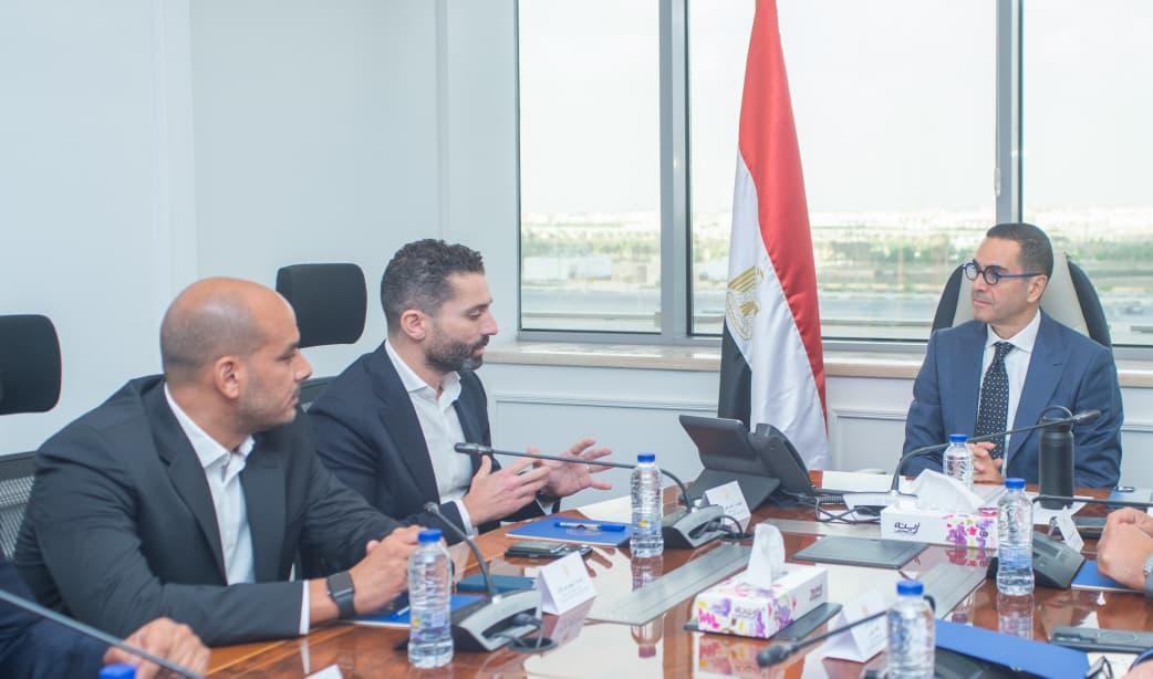 وزير الاستثمار يلتقى وفد شركة LDV