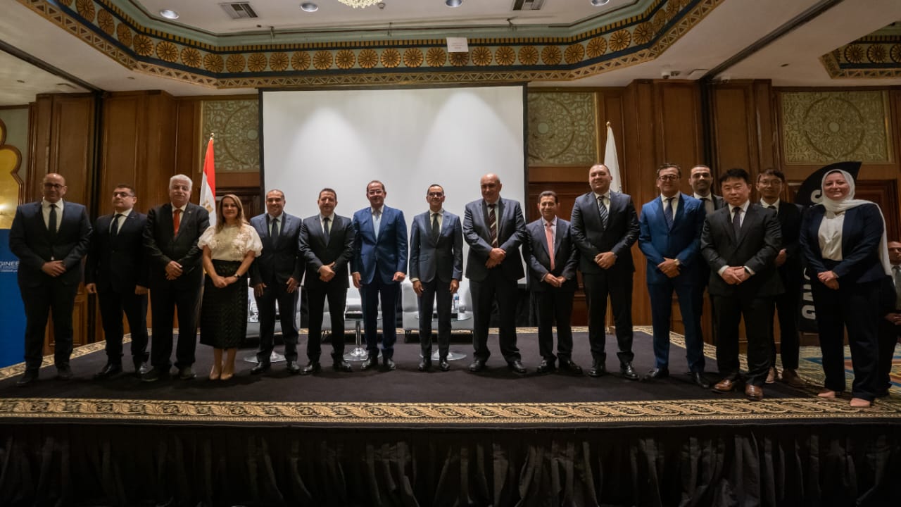 وزير المالية ووزير الاستثمار في حوارًا مفتوحًا مع المصدرين