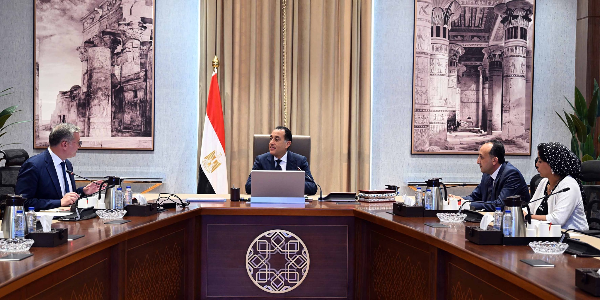 رئيس الوزراء يلتقي وزير البترول