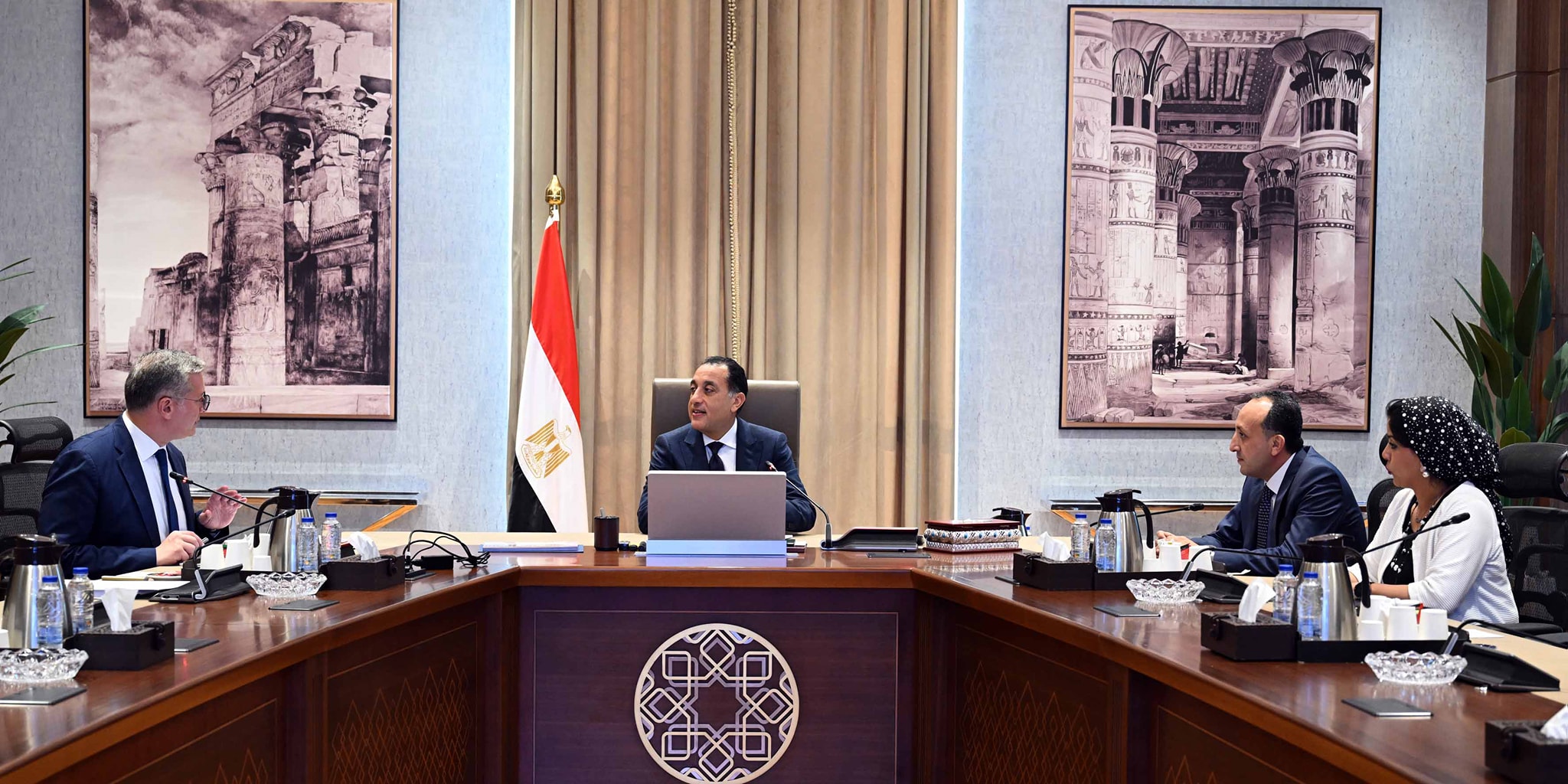 رئيس الوزراء يلتقي وزير البترول