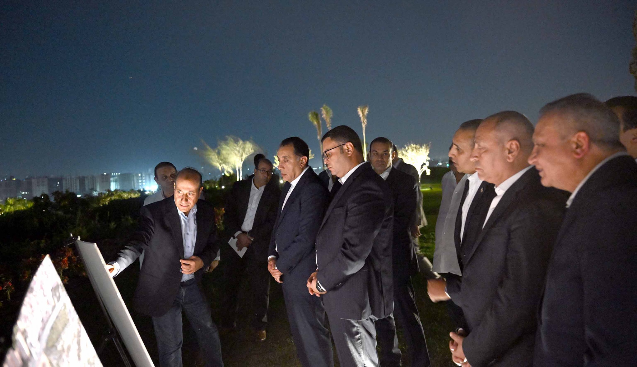 رئيس الوزراء يتفقد سير العمل بمشروع حدائق تلال الفسطاط