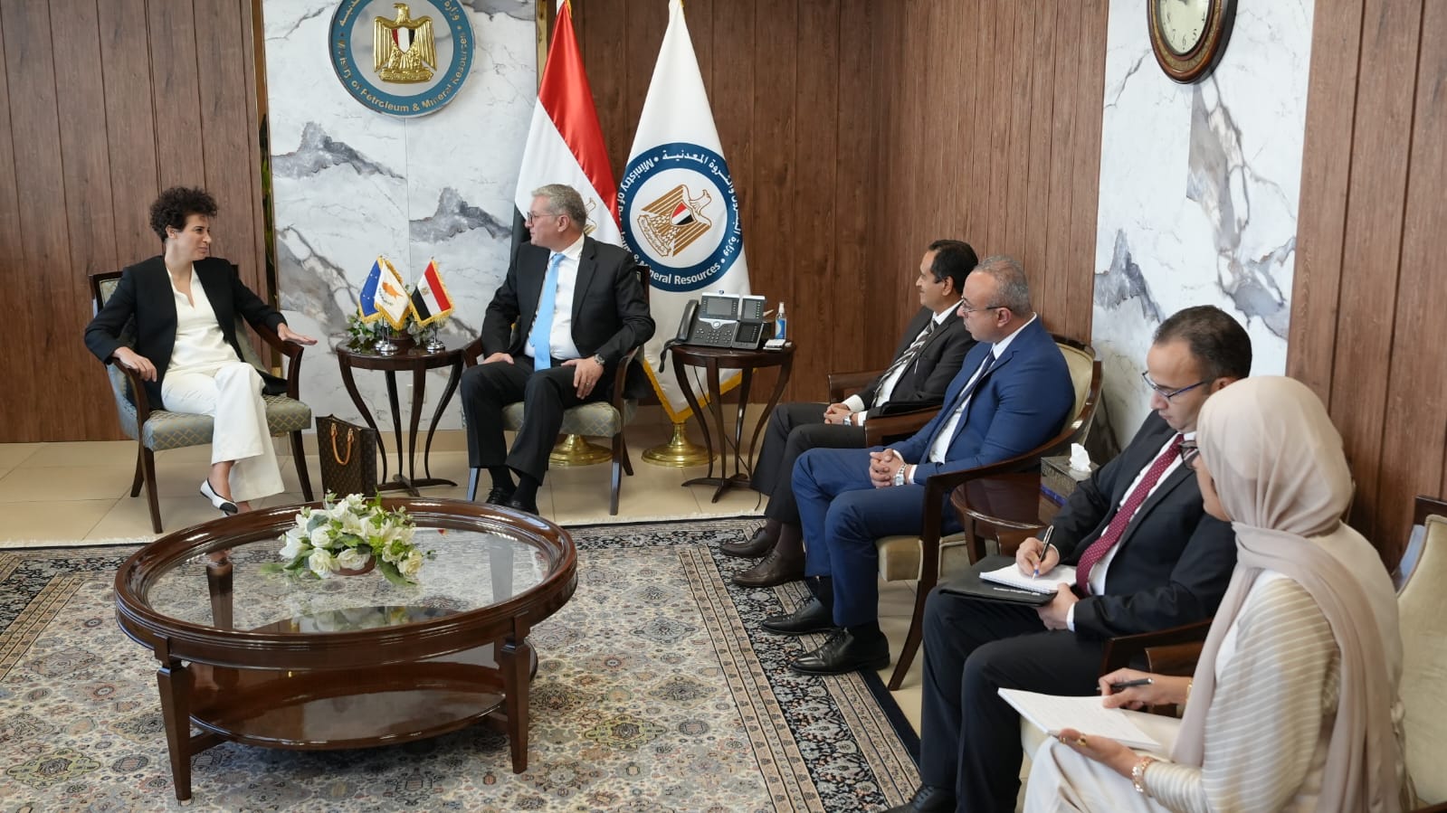 وزير البترول يلتقي مع السفيرة القبرصية