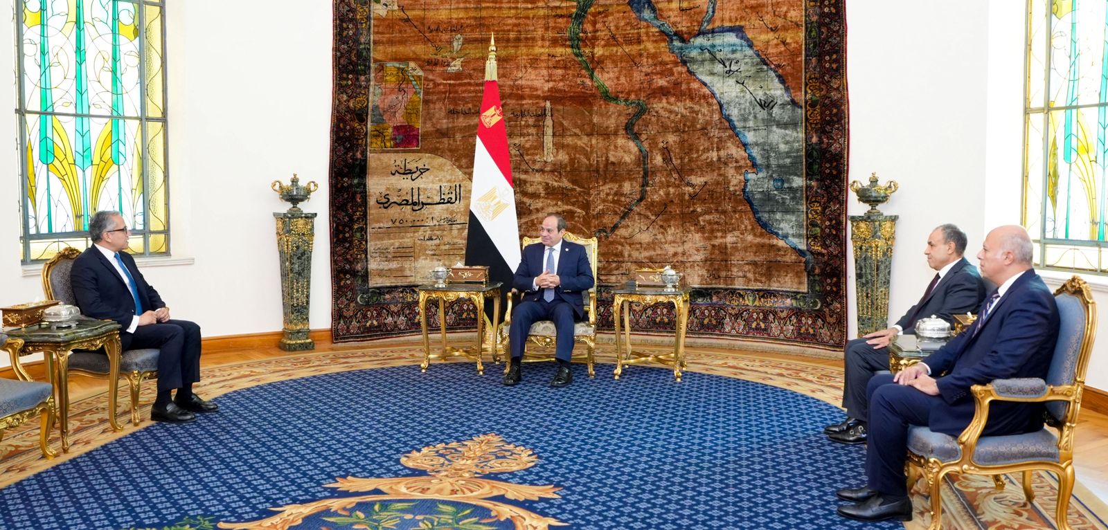 الرئيس عبد الفتاح السيسي يجتمع مع الدكتور خالد العناني