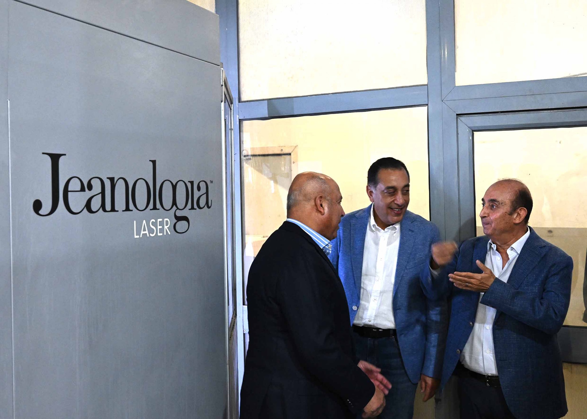 رئيس الوزراء يتفقد مصنع تي آند سي للملابس الجاهزة
