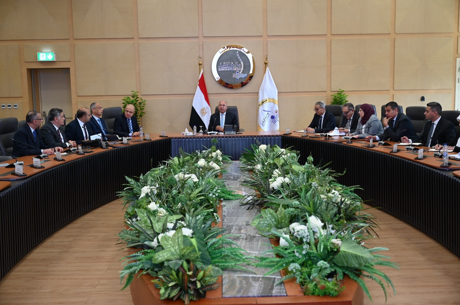 وزير الصناعة والنقل يعقد اجتماعًا موسعًا مع مصنعي الأسمنت