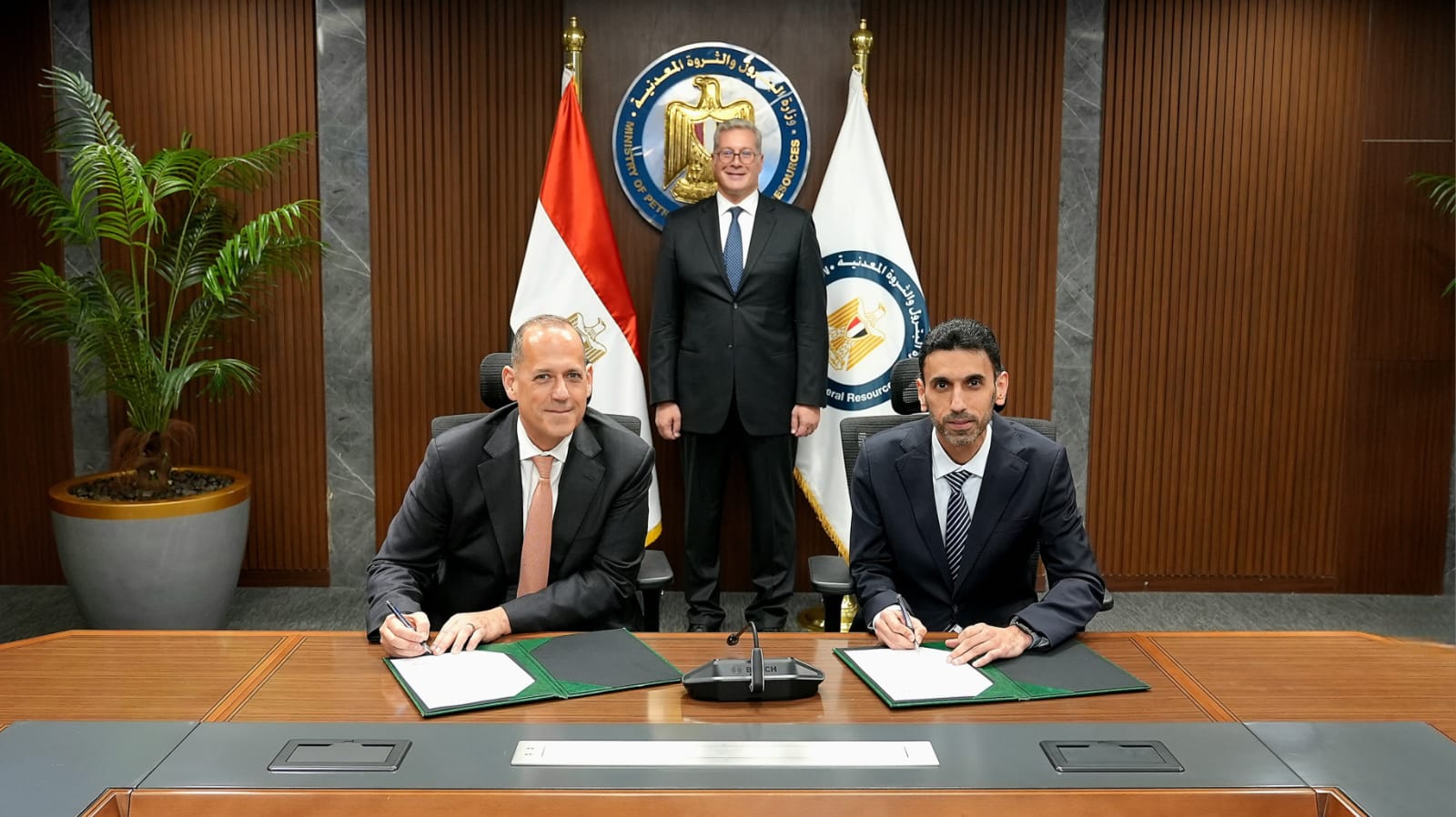 وزير البترول يشهد توقيع عقد أعمال الحفر بين بي بي وفالاريس