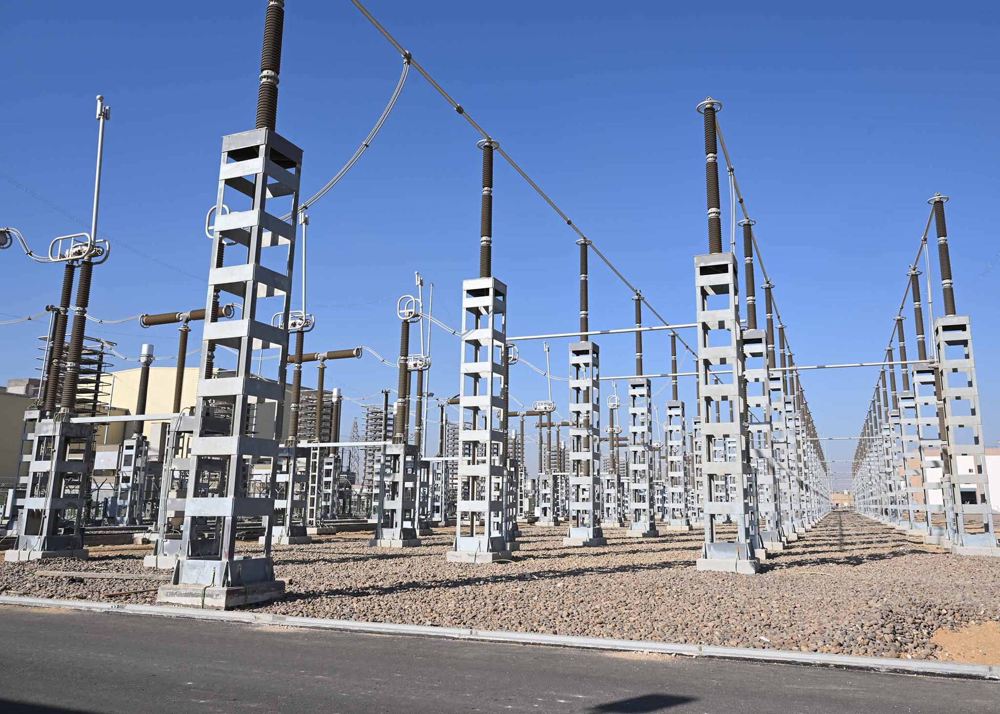 مدبولي يتابع مراحل الاختبار لمحطة الربط الكهربائي المصري السعودي