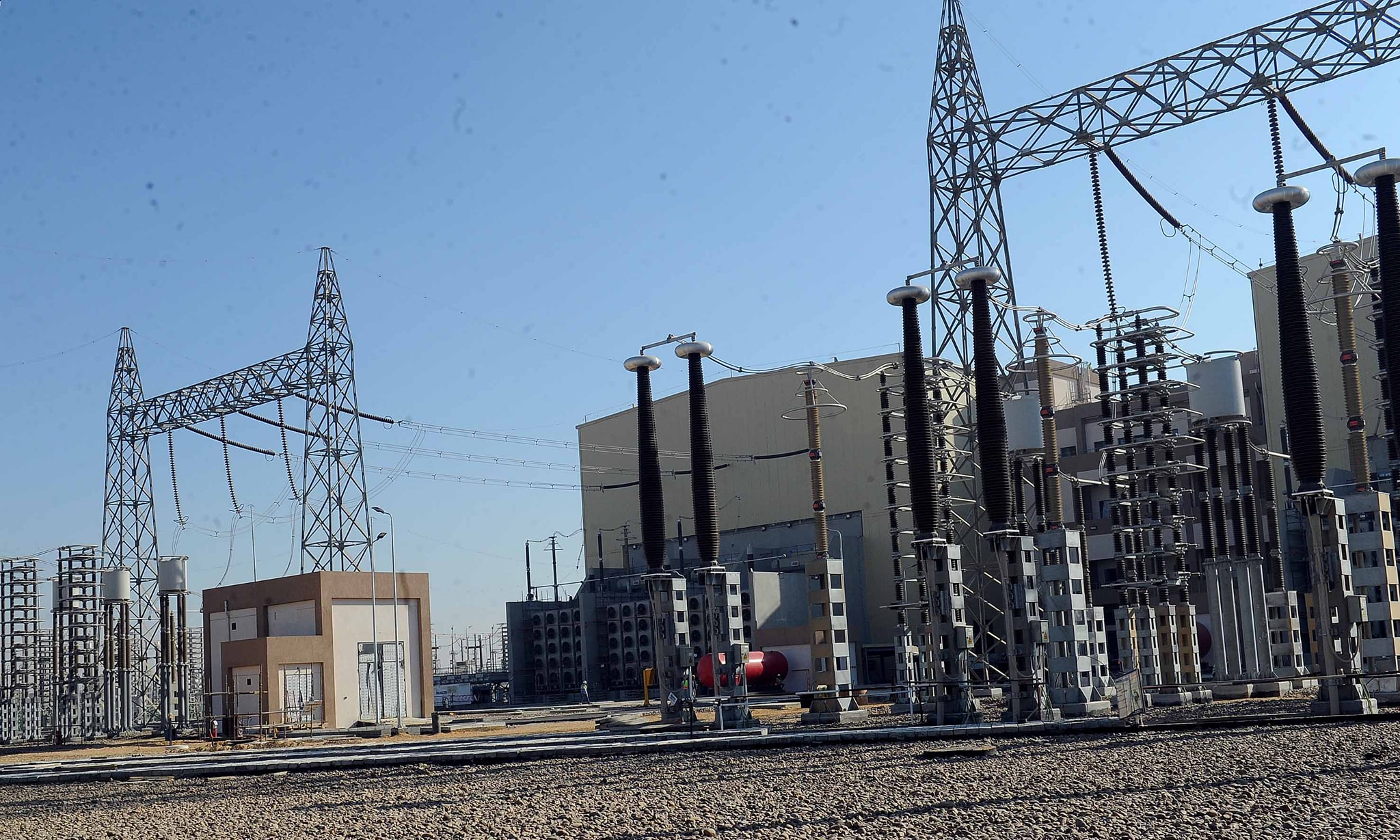 مدبولي يتابع مراحل الاختبار لمحطة الربط الكهربائي المصري السعودي