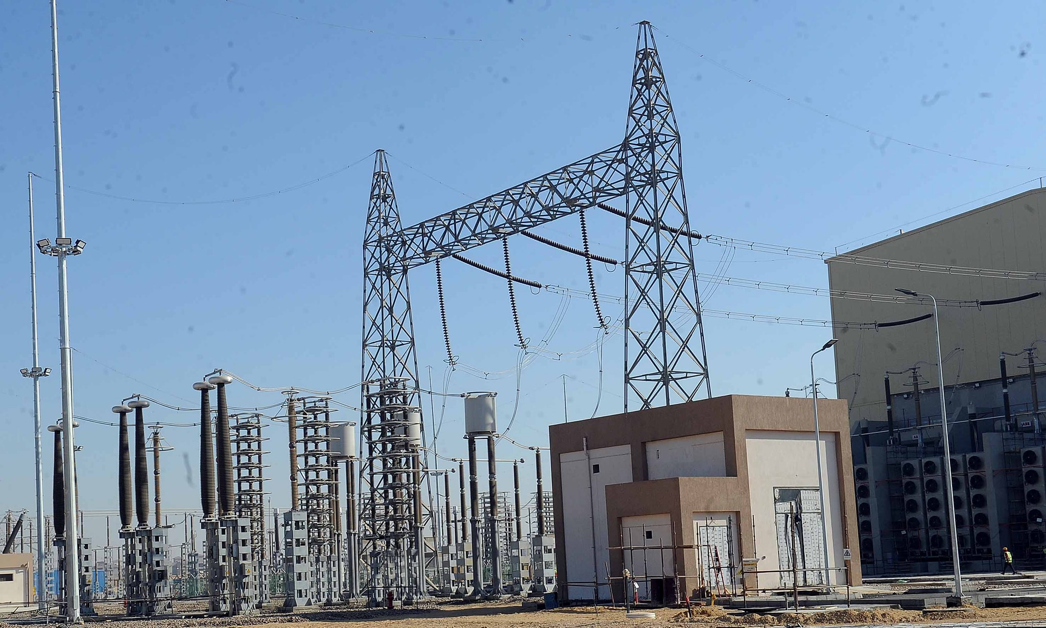 مدبولي يتابع مراحل الاختبار لمحطة الربط الكهربائي المصري السعودي