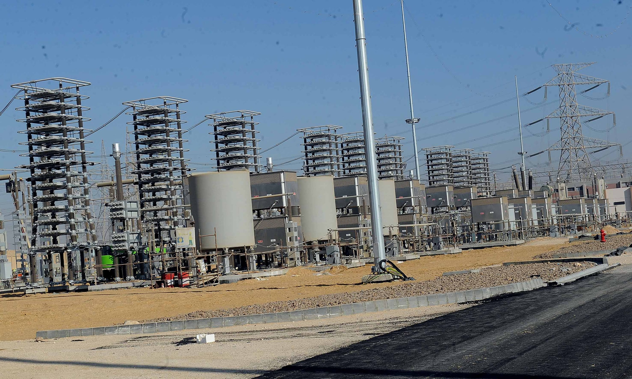 مدبولي يتابع مراحل الاختبار لمحطة الربط الكهربائي المصري السعودي