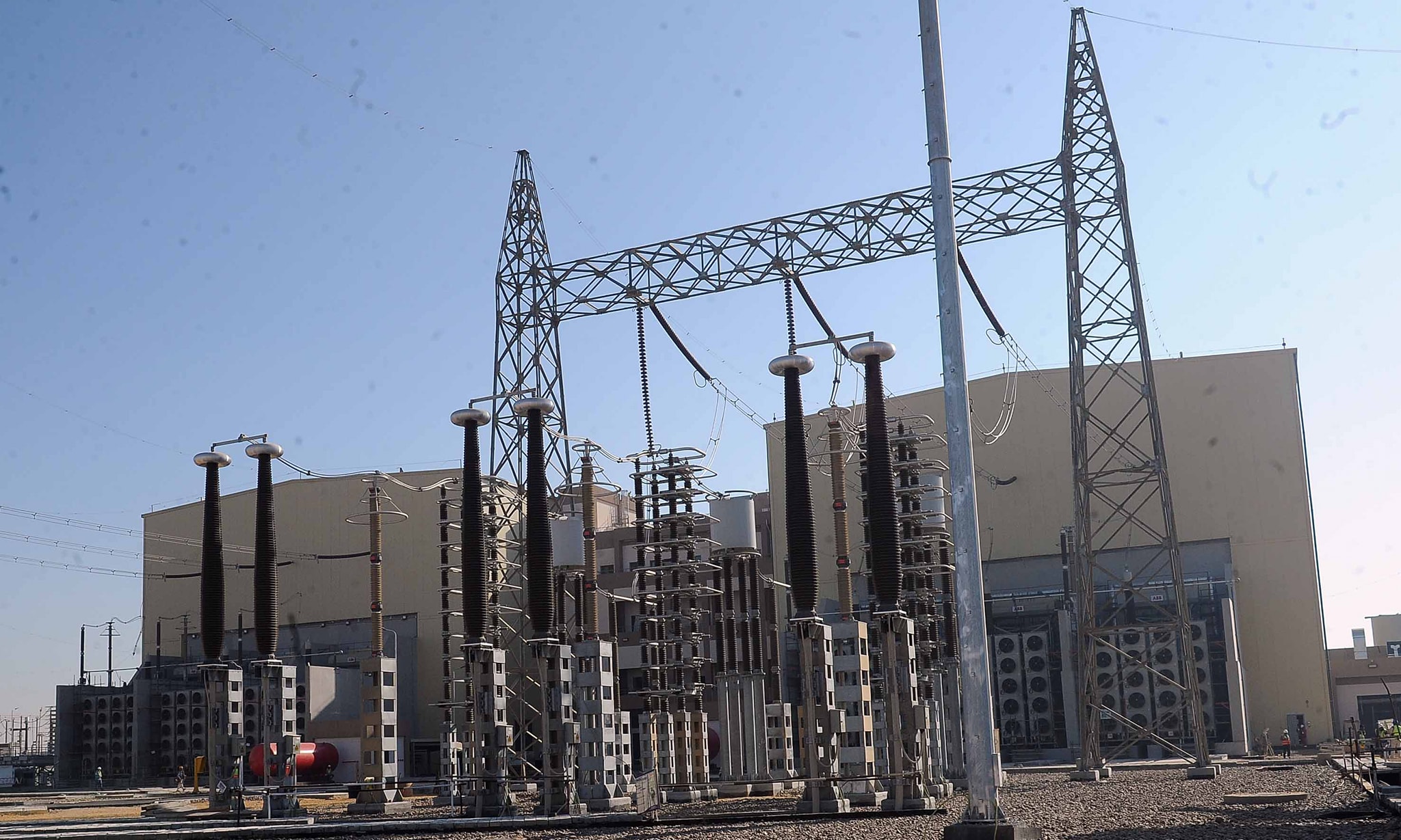 مدبولي يتابع مراحل الاختبار لمحطة الربط الكهربائي المصري السعودي