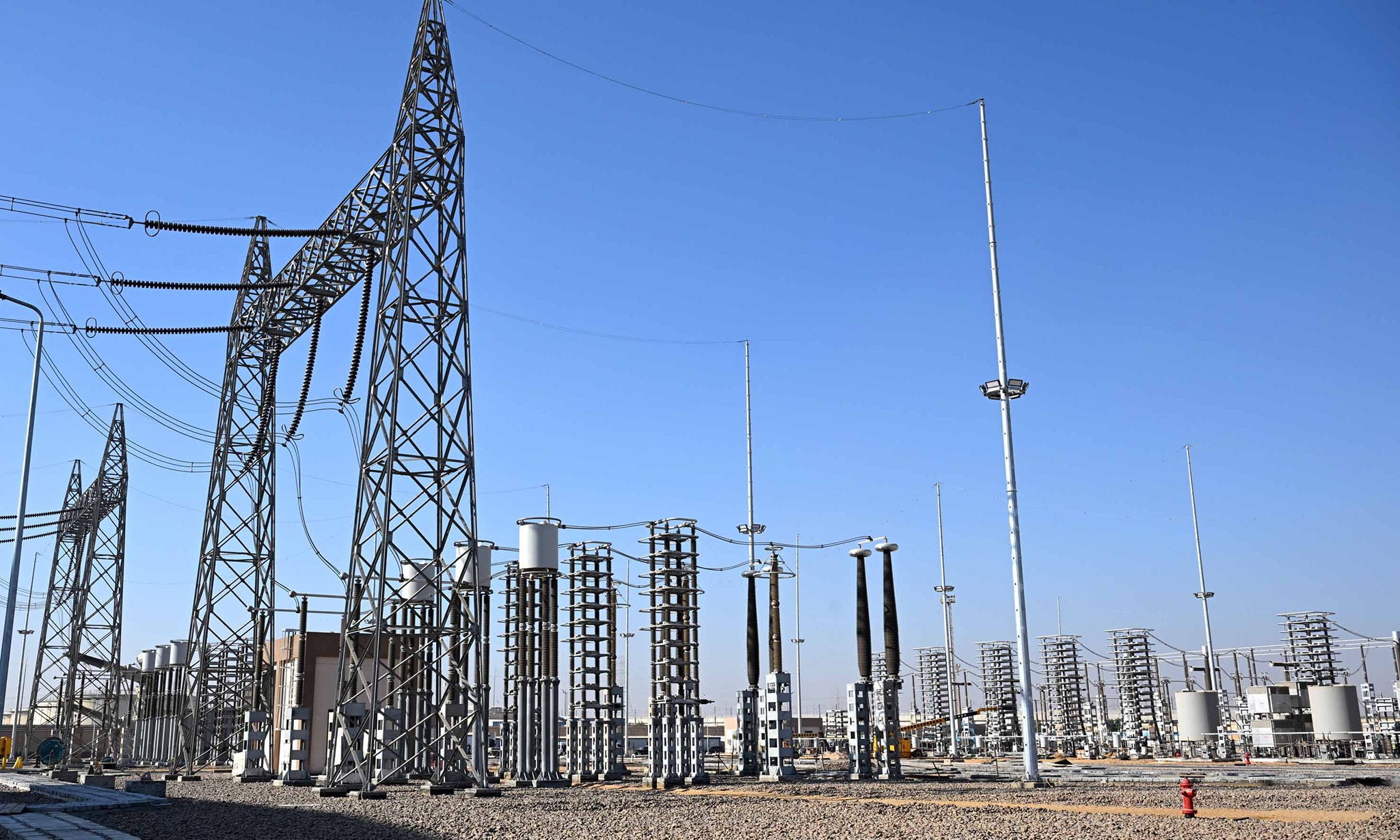 مدبولي يتابع مراحل الاختبار لمحطة الربط الكهربائي المصري السعودي