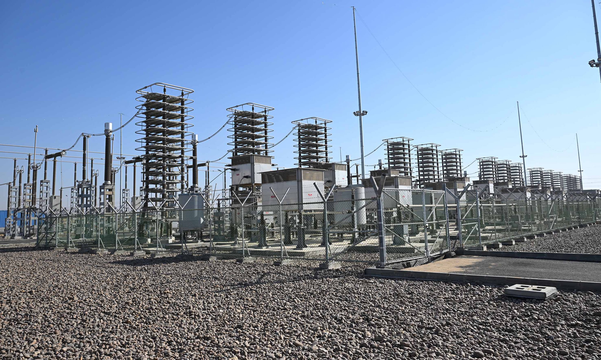 مدبولي يتابع مراحل الاختبار لمحطة الربط الكهربائي المصري السعودي