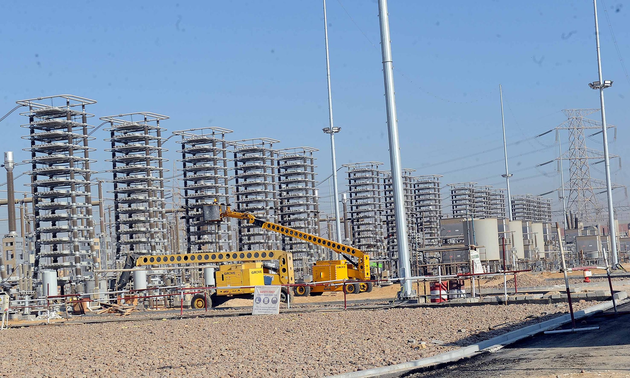 مدبولي يتابع مراحل الاختبار لمحطة الربط الكهربائي المصري السعودي