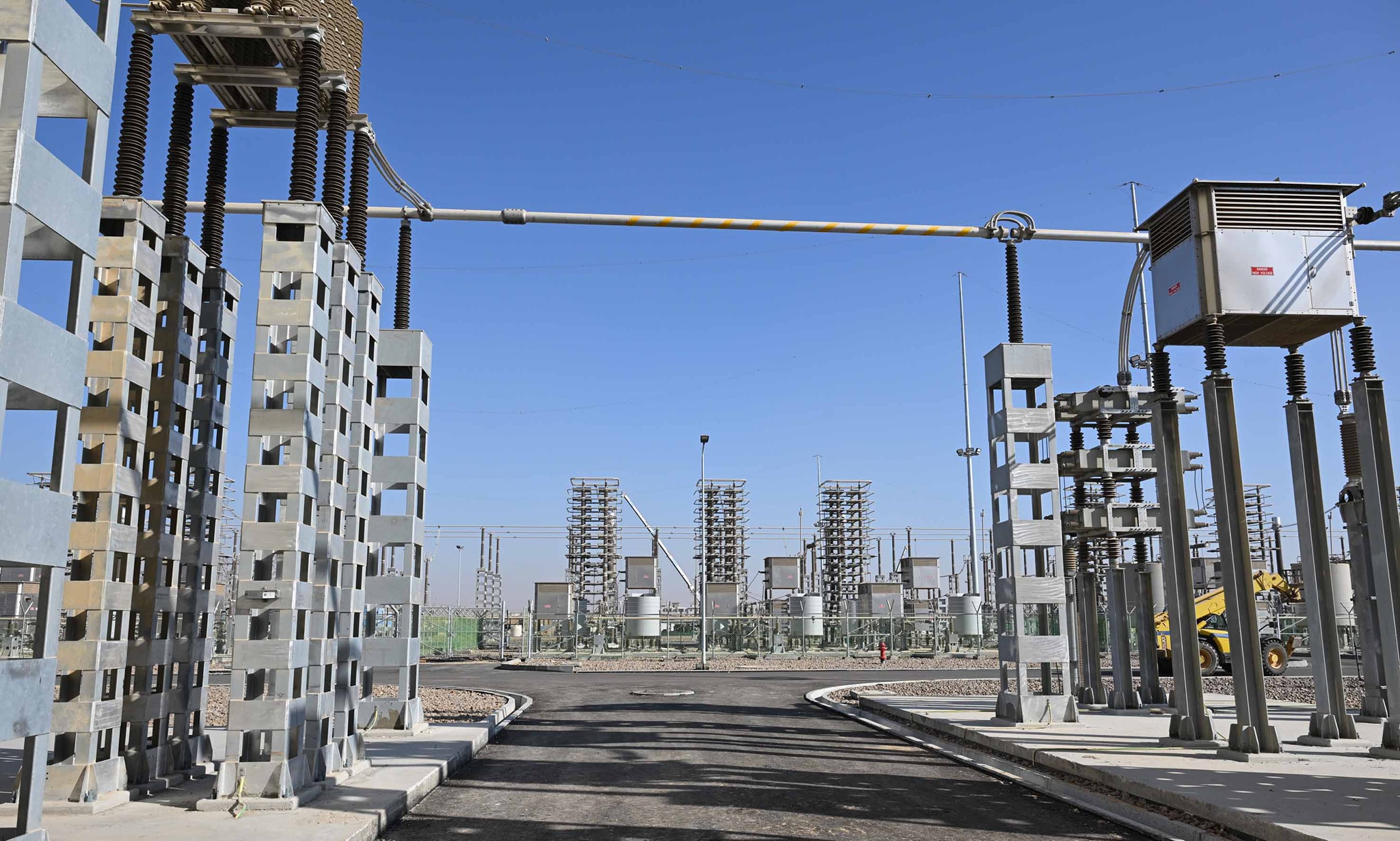 مدبولي يتابع مراحل الاختبار لمحطة الربط الكهربائي المصري السعودي