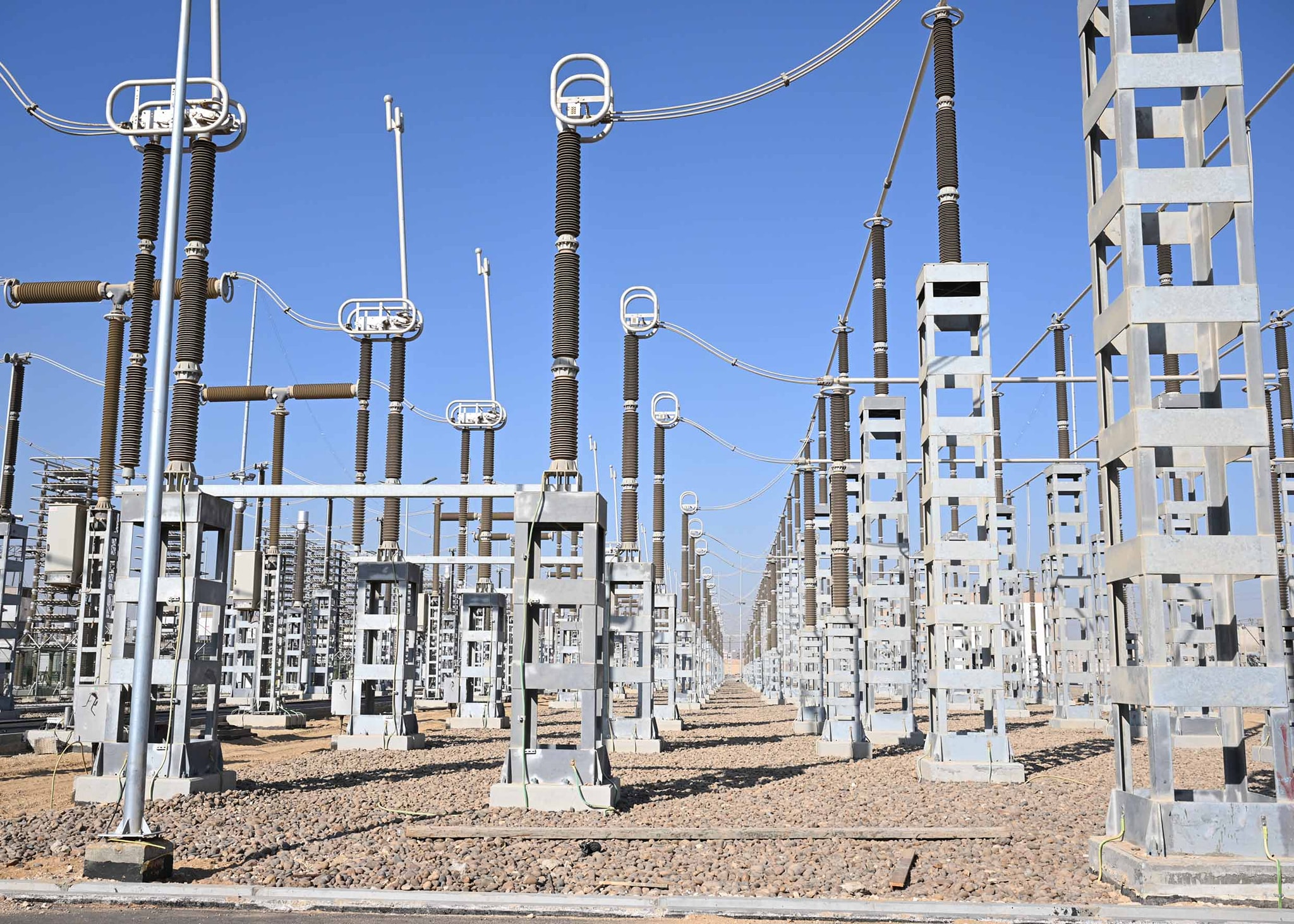 مدبولي يتابع مراحل الاختبار لمحطة الربط الكهربائي المصري السعودي