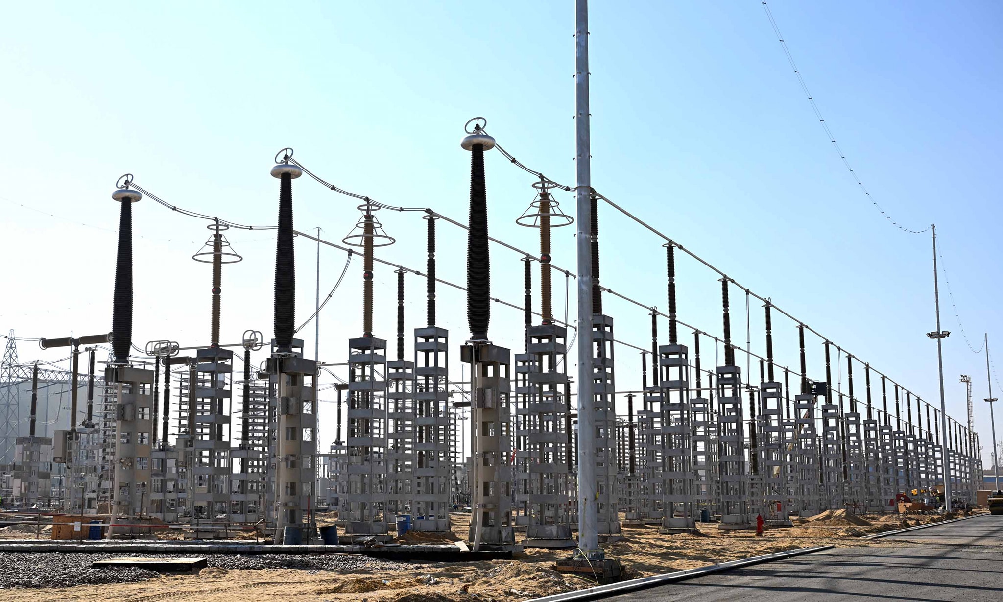 مدبولي يتابع مراحل الاختبار لمحطة الربط الكهربائي المصري السعودي