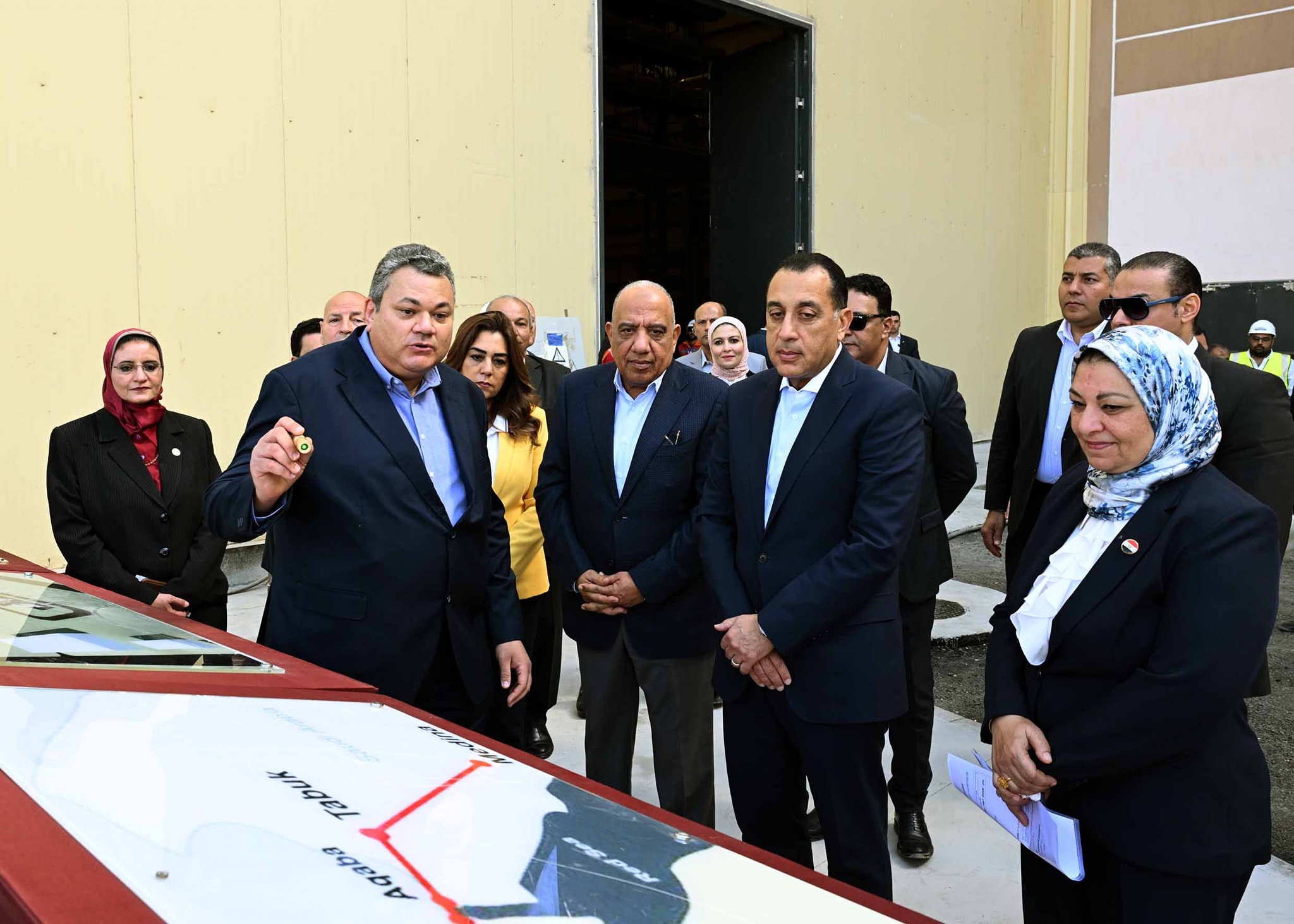 مدبولي يتابع مراحل الاختبار لمحطة الربط الكهربائي المصري السعودي