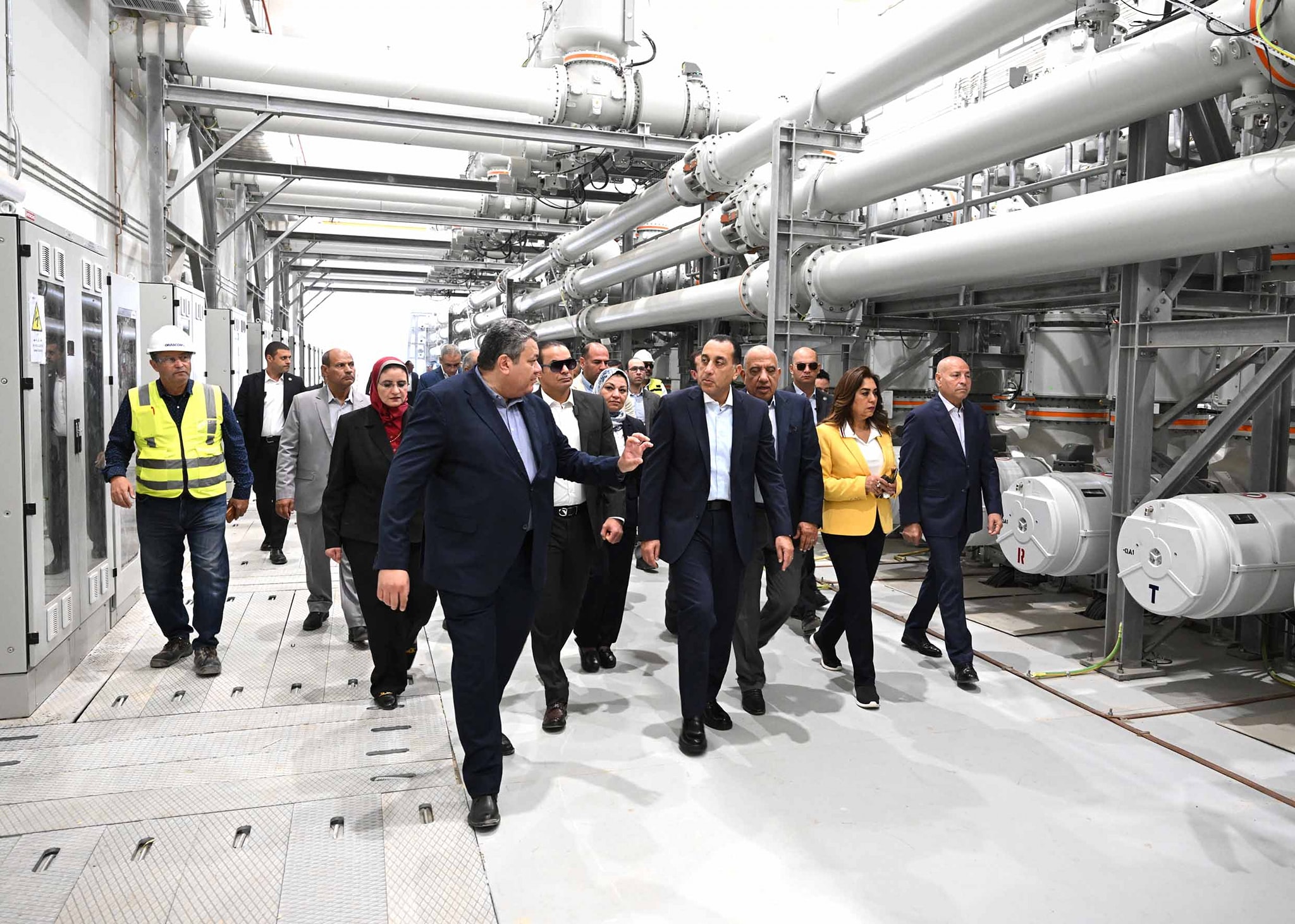 مدبولي يتابع مراحل الاختبار لمحطة الربط الكهربائي المصري السعودي