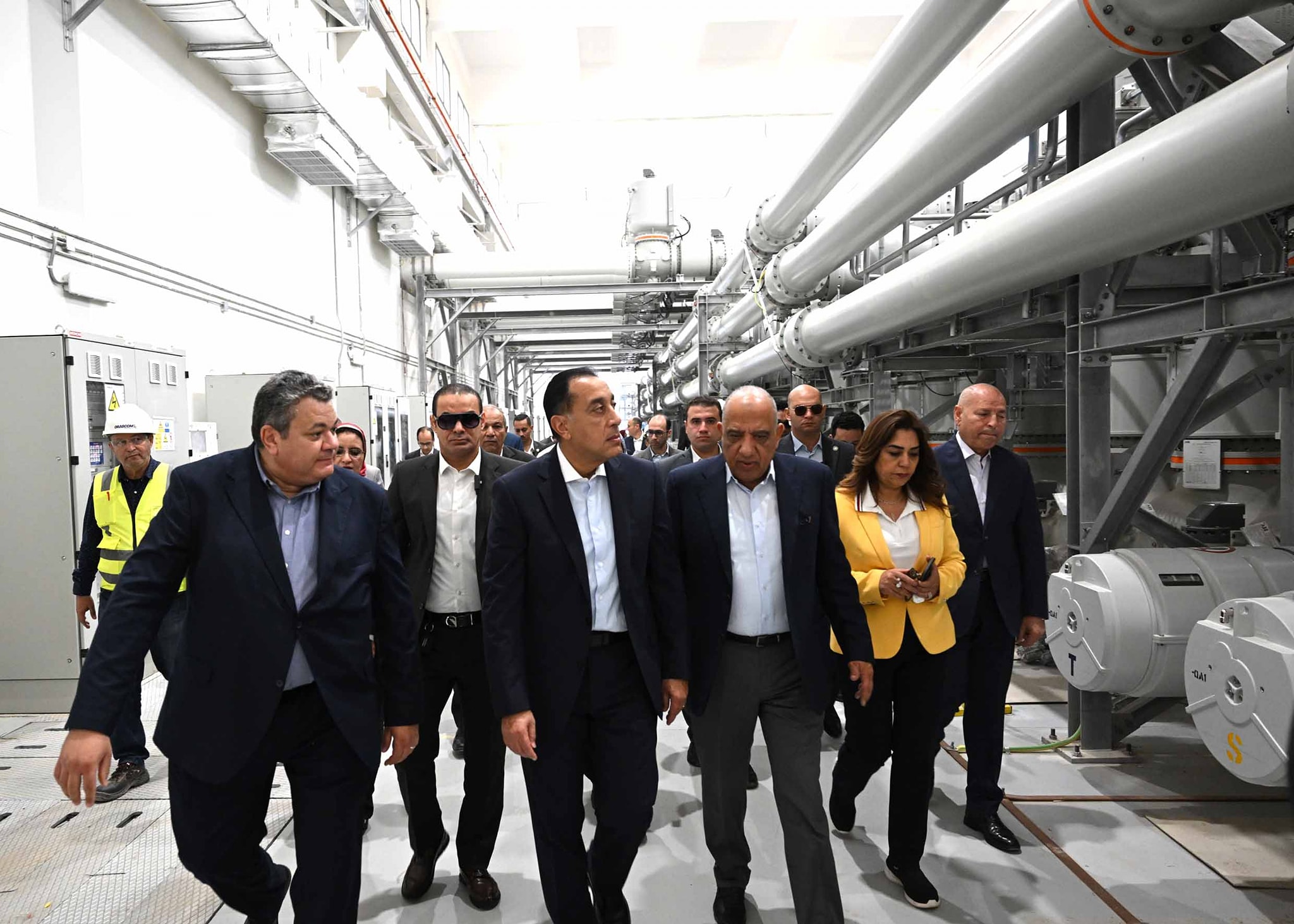 مدبولي يتابع مراحل الاختبار لمحطة الربط الكهربائي المصري السعودي