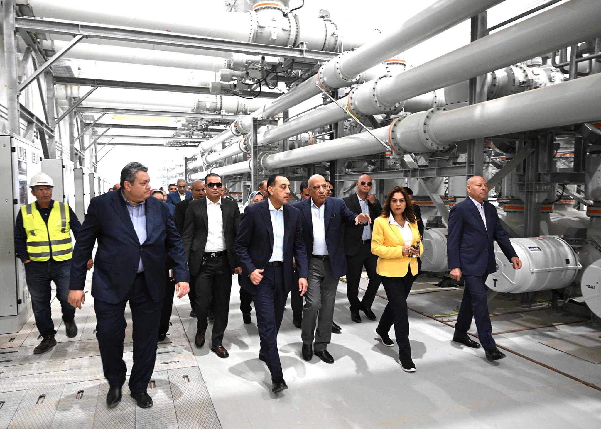 مدبولي يتابع مراحل الاختبار لمحطة الربط الكهربائي المصري السعودي