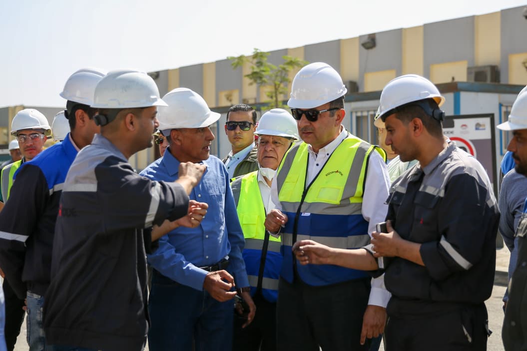 وزير قطاع الأعمال يتفقد مصنع بلوكات الأنود الكربونية بالعين السخنة