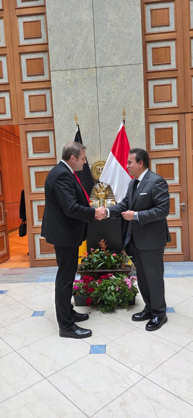 وزير الصحة يجتمع مع رئيس التحالف الصحي الألماني