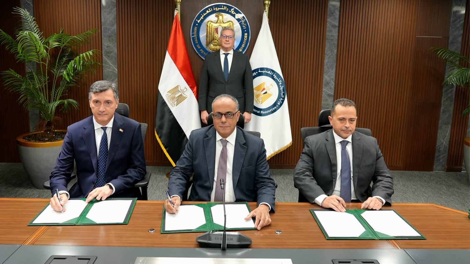 وزير البترول يشهد توقيع تمديد عقد تنمية حقل بلطيم شرق