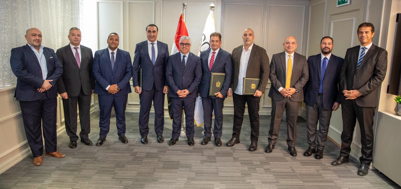 وليد جمال الدين يشهد توقيع عقد مشروع شركة انفينيتي فابريك