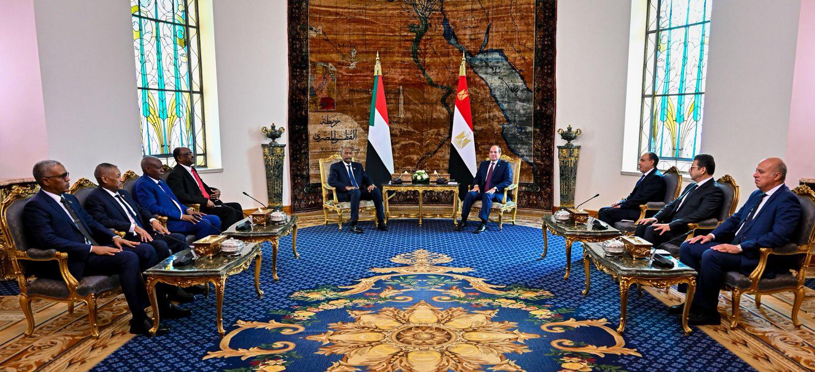 الرئيس السيسي يجتمع مع رئيس مجلس السيادة الانتقالي لجمهورية السودان