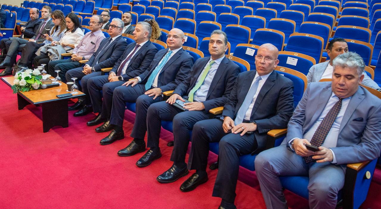 رئيس اقتصادية قناة السويس يستقبل وفدًا من كبرى الشركات الهولندية