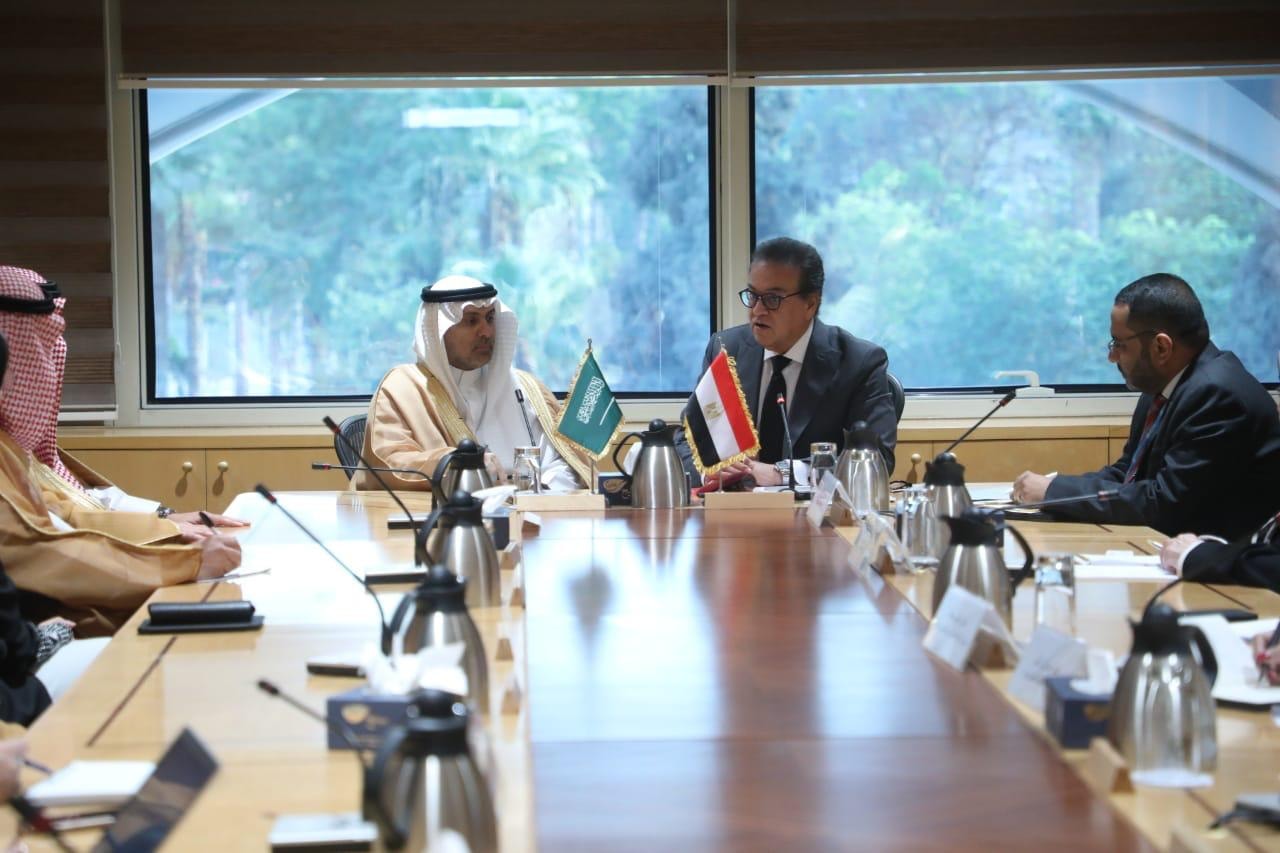 نائب رئيس مجلس الوزراء يجتمع مع وزير الصحة السعودي