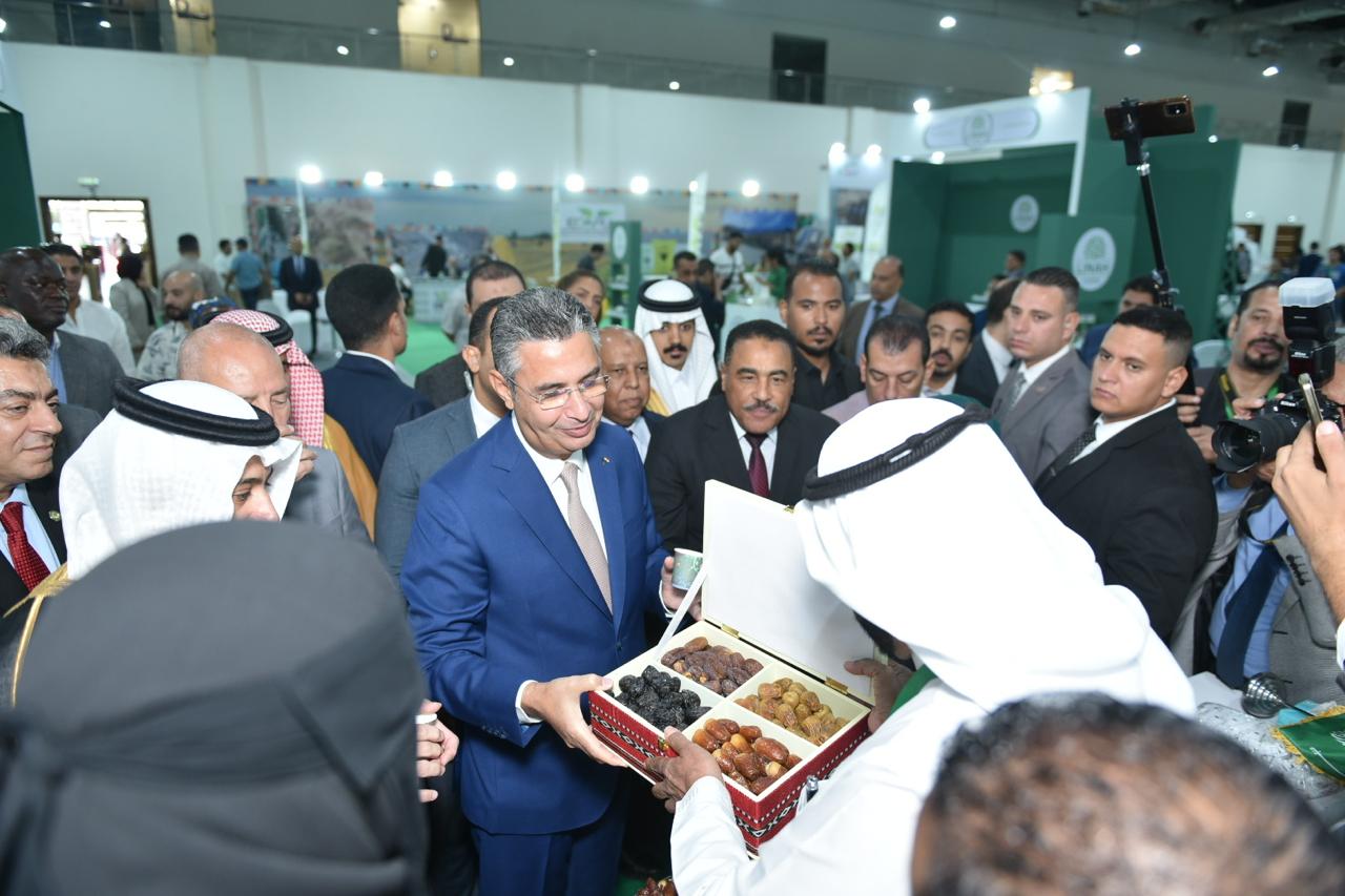 افتتاح النسخة الثانية من الملتقى والمعرض الدولي للتمور