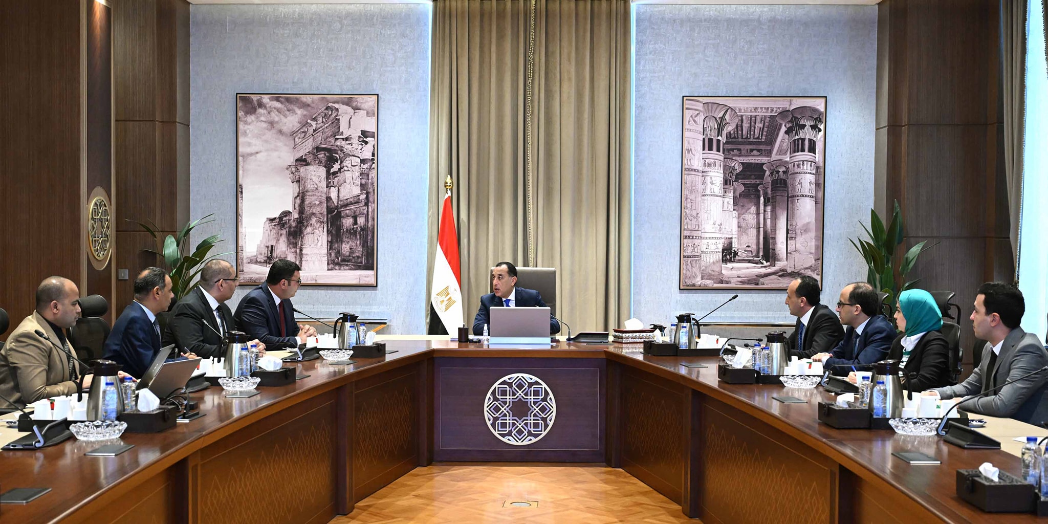 رئيس الوزراء يجتمع مع وزير الإسكان
