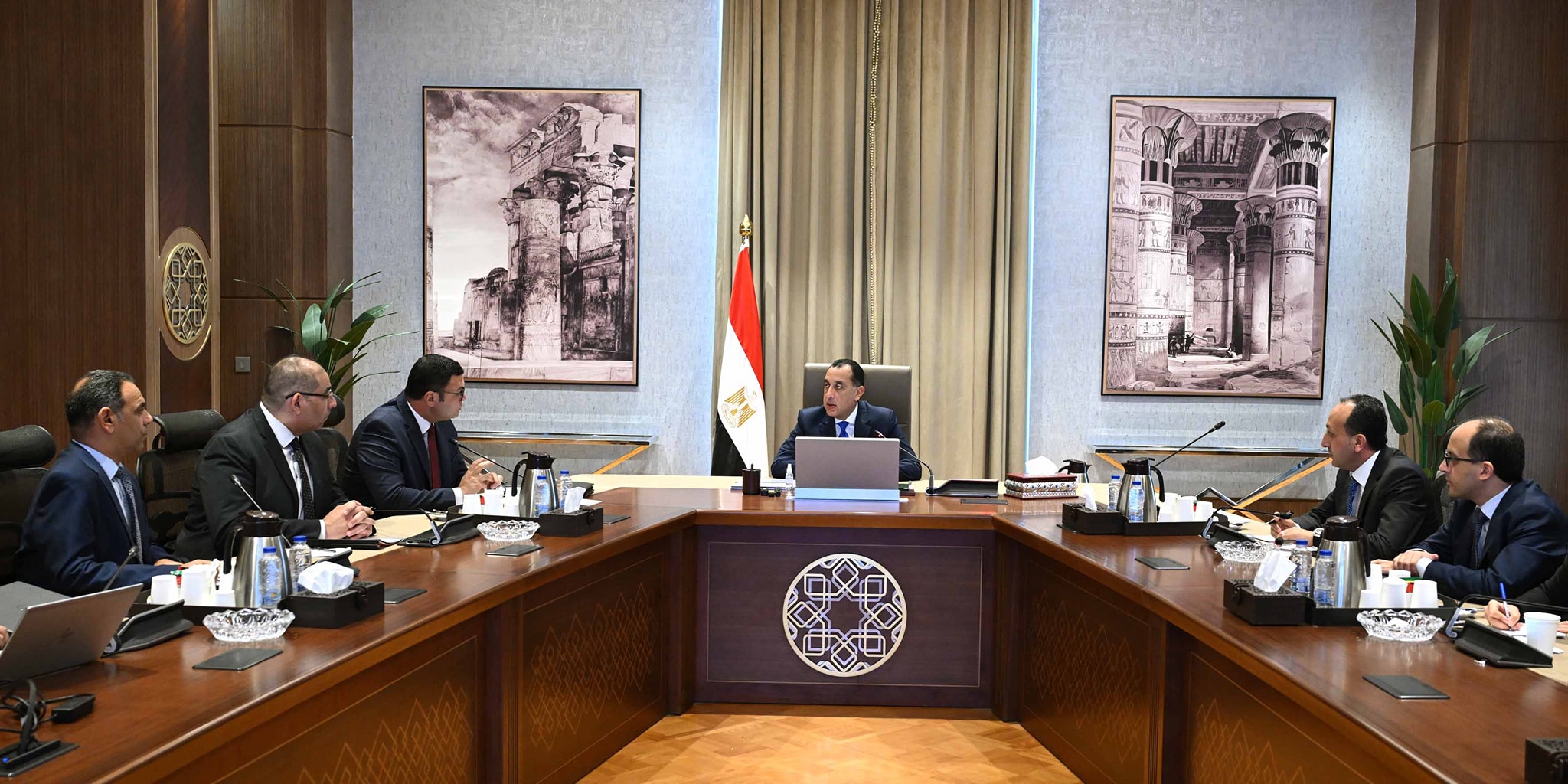 رئيس الوزراء يجتمع مع وزير الإسكان