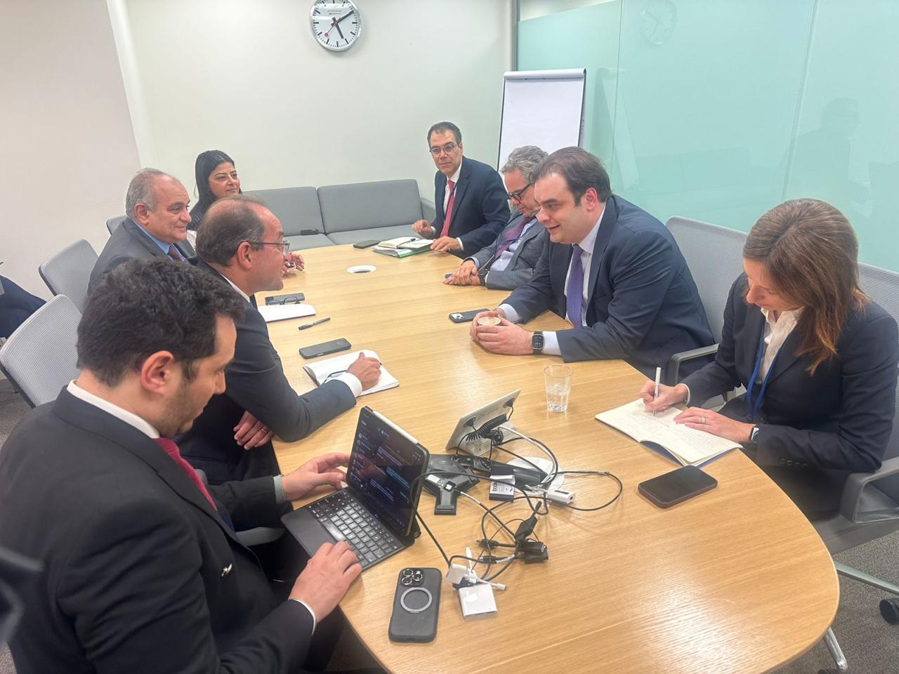 وزير المالية يلتقي نظيره اليوناني بواشنطن