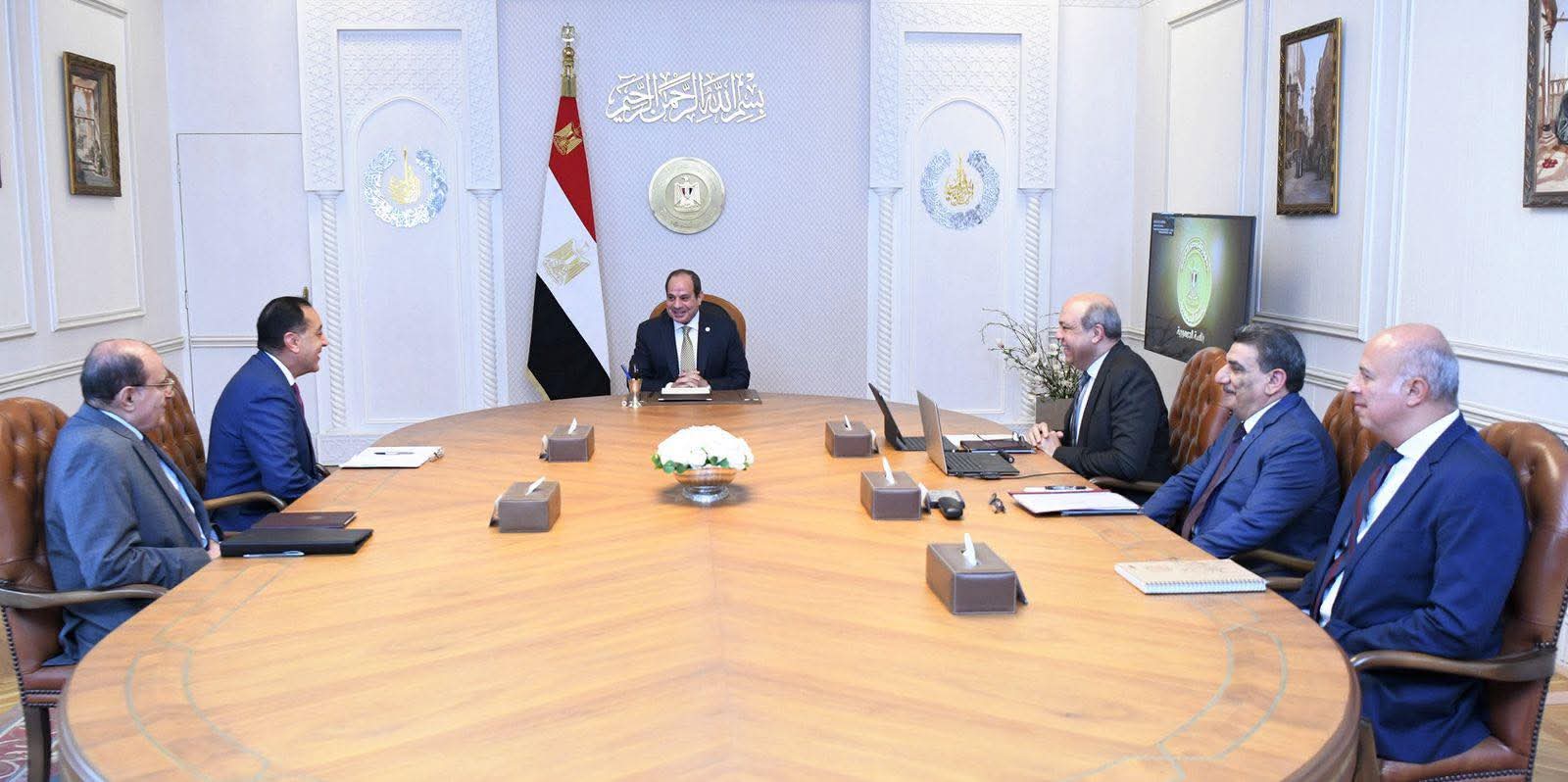 السيسي يجتمع مع مدبولي ووزير الطيران