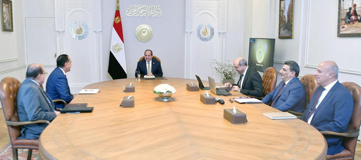 السيسي يجتمع مع مدبولي ووزير الطيران