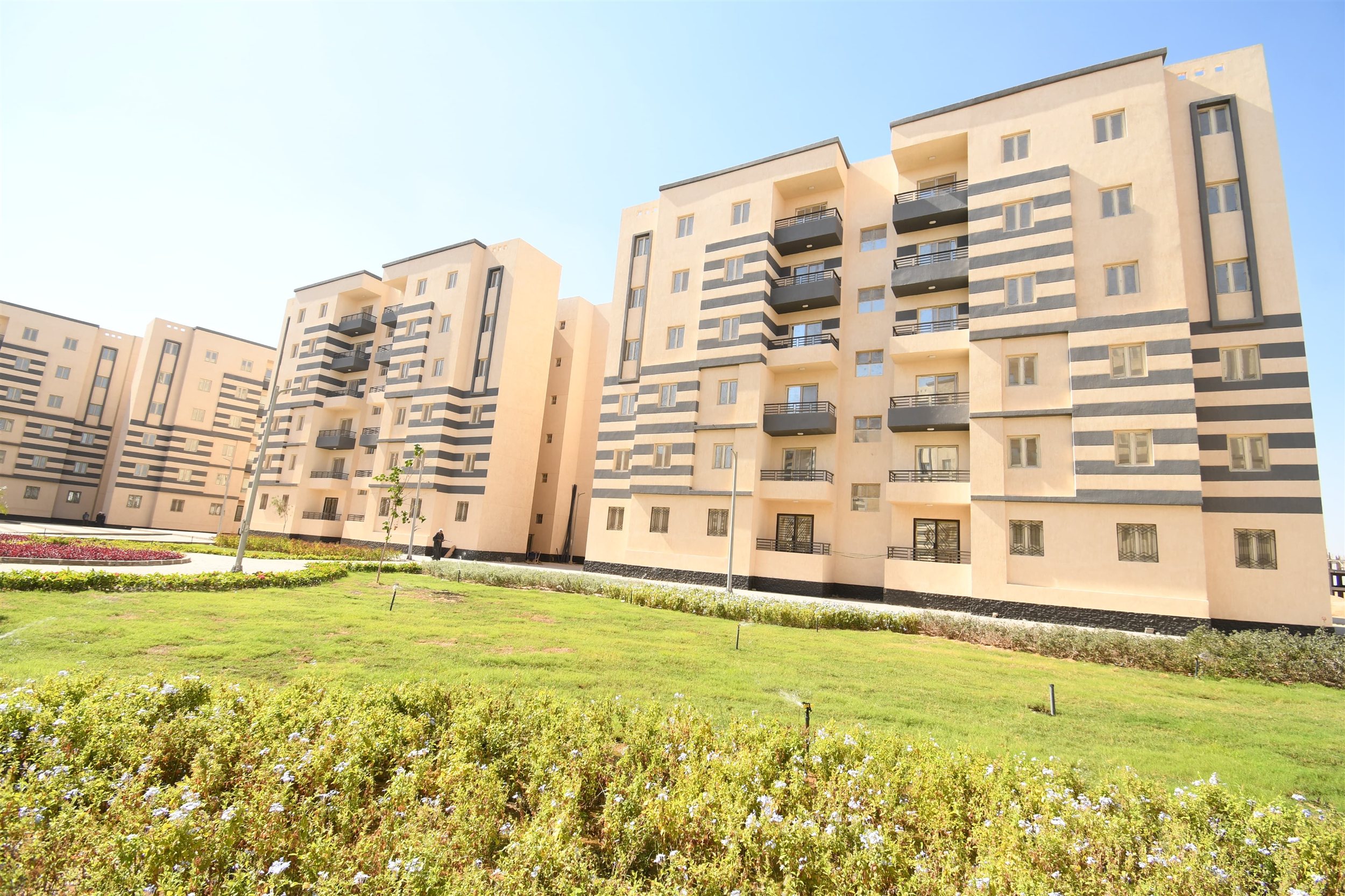 وزير الإسكان يتفقد وحدات المبادرة الرئاسية سكن لكل المصريين بمدينة العاشر من رمضان