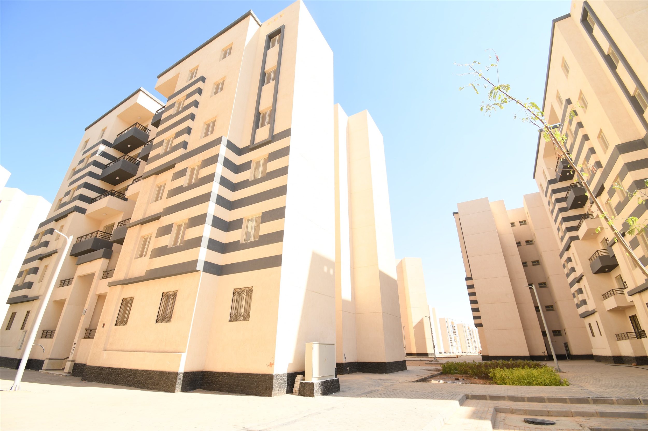 وزير الإسكان يتفقد وحدات المبادرة الرئاسية سكن لكل المصريين بمدينة العاشر من رمضان