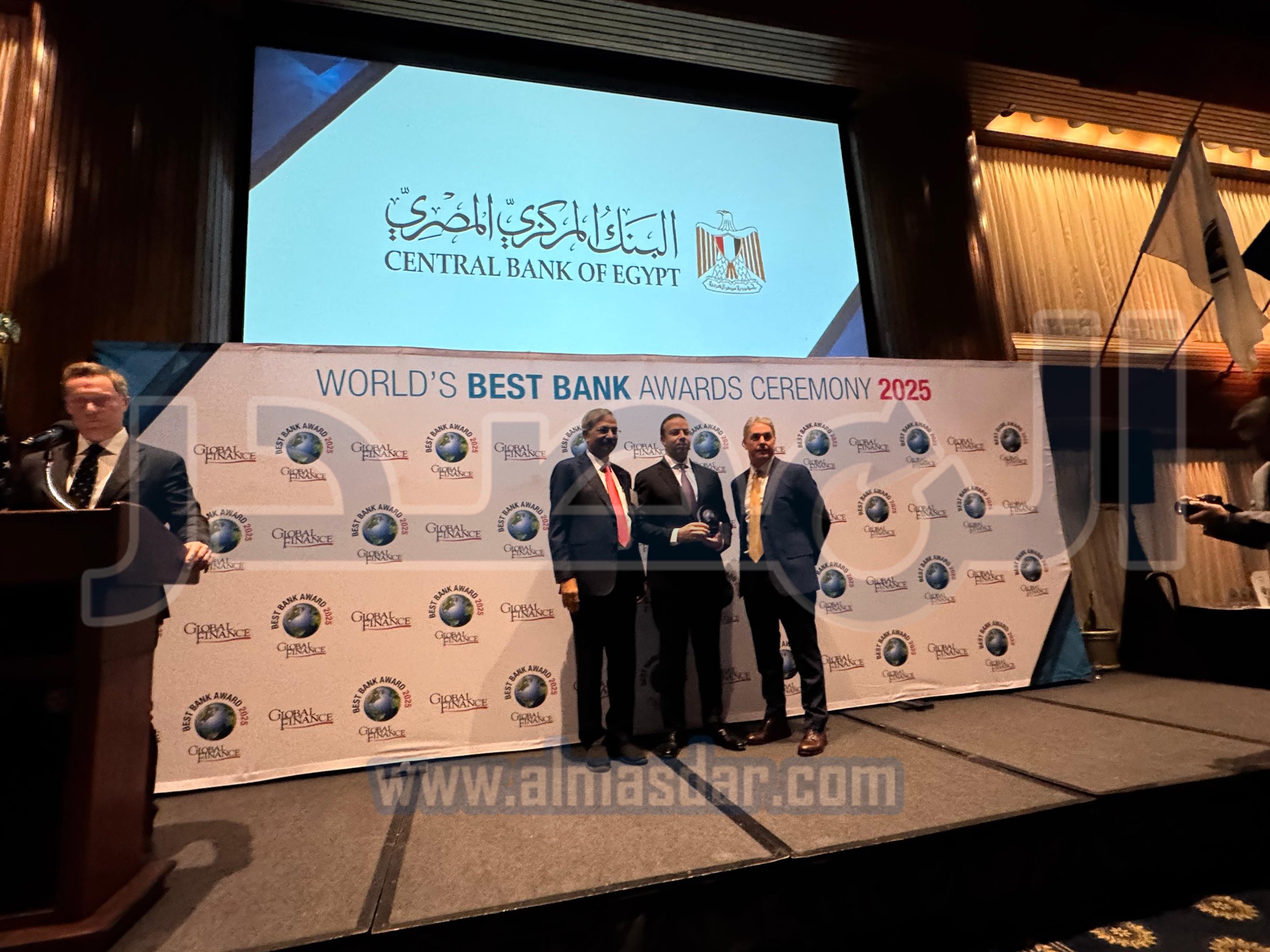 حسن عبد الله يتسلم جائزة أفضل محافظي البنوك المركزية