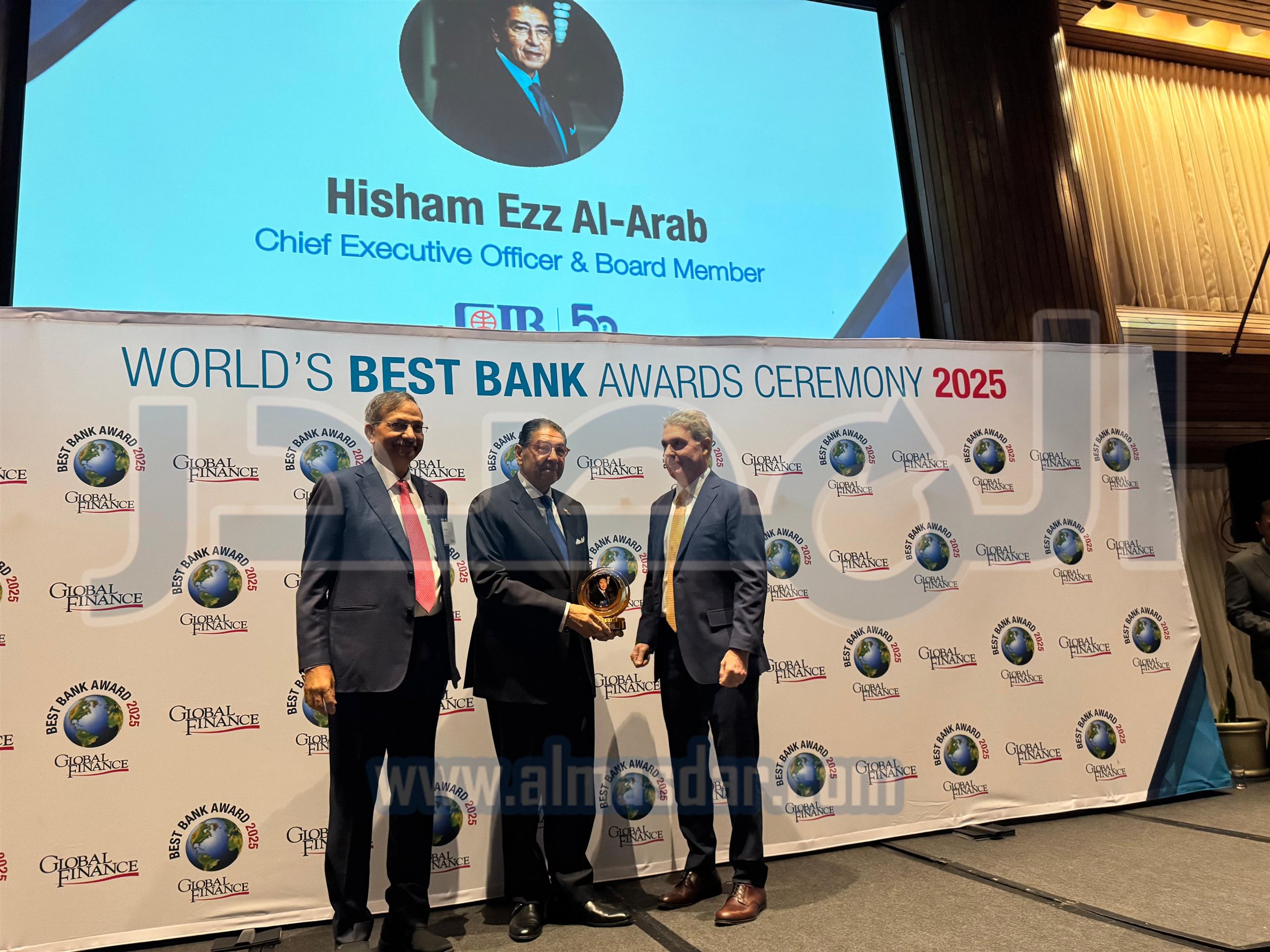 هشام عز العرب يتسلم جائزة الإنجاز مدى الحياة