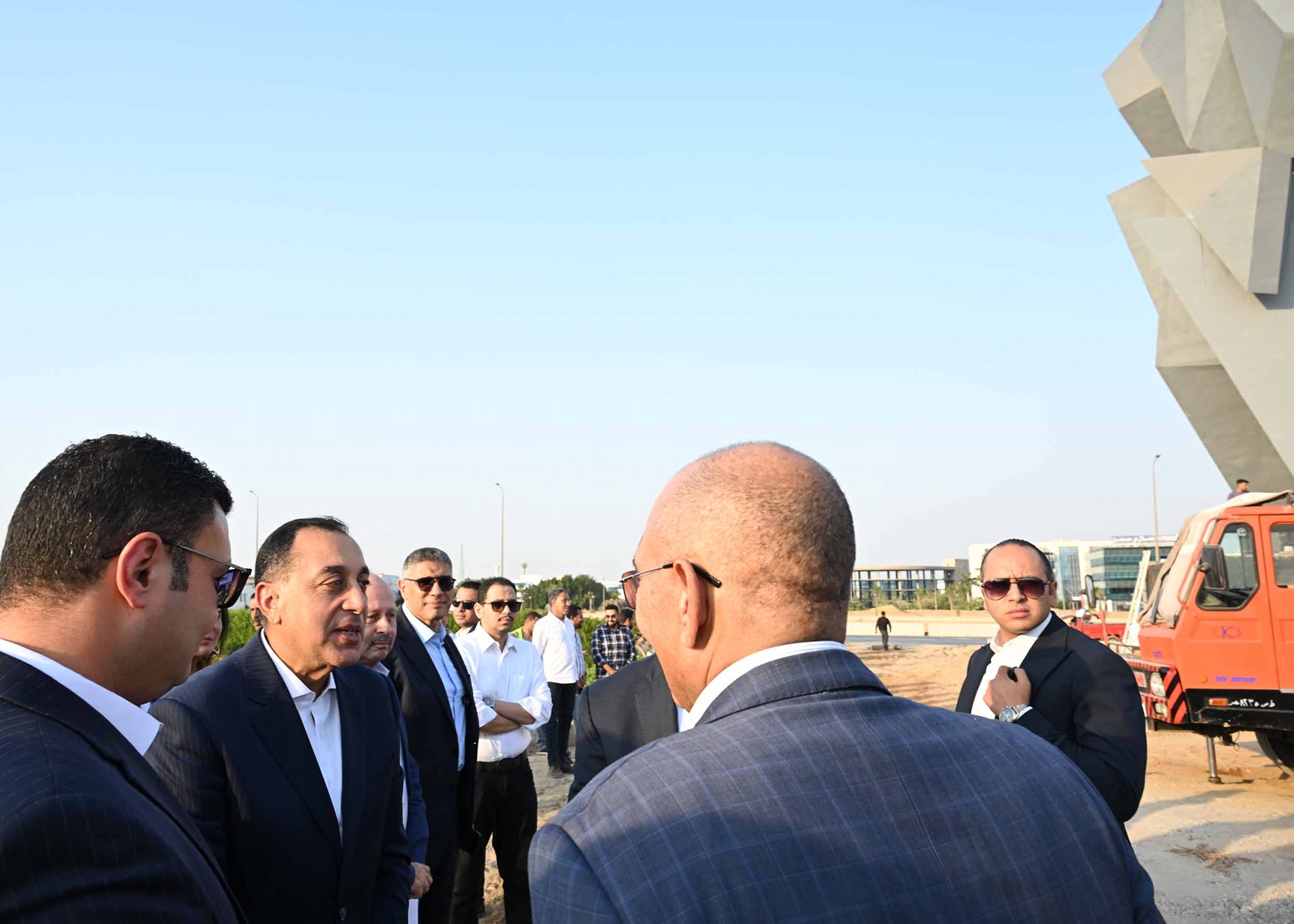 مدبولي يتابع تطوير المنطقة المحيطة بالمتحف المصري الكبير