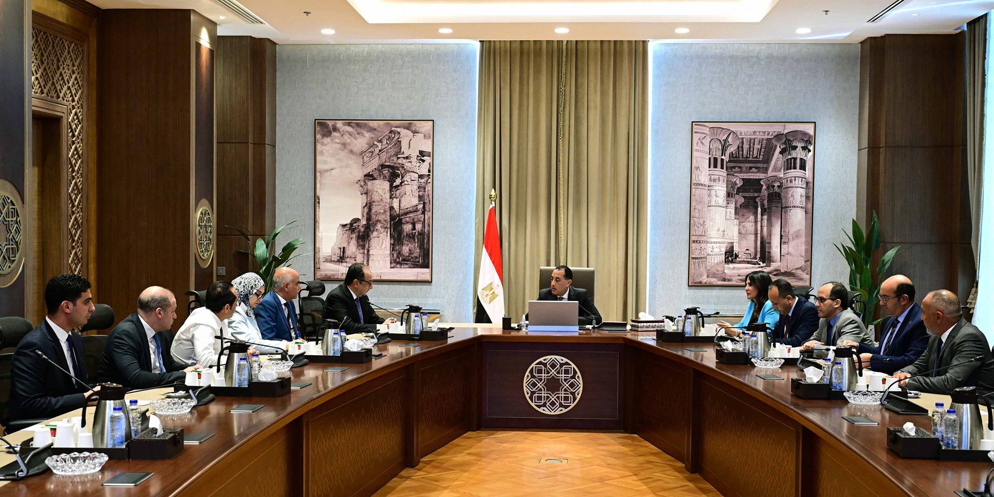 رئيس الوزراء في اجتماع مع وزير قطاع الأعمال